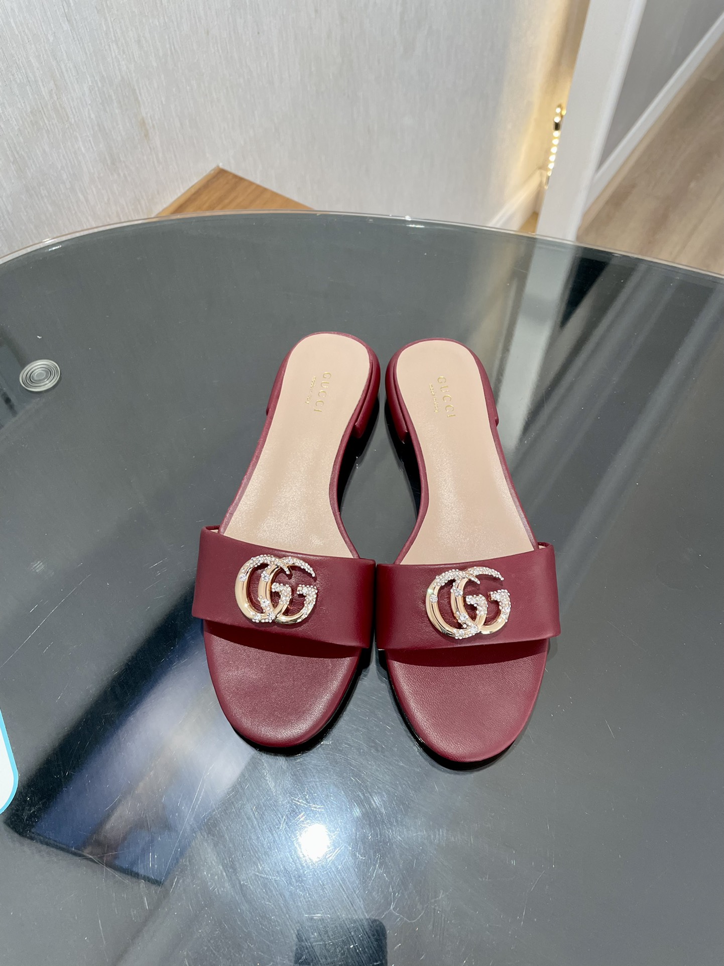GUCCI 2025 вясна-лета Новыя сандалі з адкрытымі пальцамі і тапкі з падвойнай літарай G, упрыгожанай стразамі, круглы нос і тоўсты абцас, арыгінальная вырабленая з авечай скуры на заказ