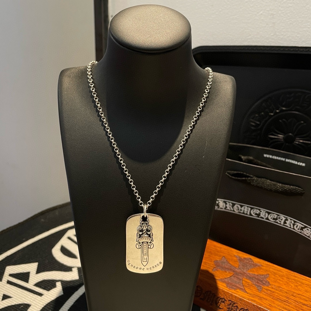 NO:104803,TikTok/Kuaishou/ins/Xiaohongshu/Live Hot. New [Counter Quality] Chrome Hearts Croxin Classic Necklace, Square Sword Pendant, Concave and Convex and Convex Scout Flowers are Croxin's ambitions, so they last forever. Genuine version of Chrome Hearts Croxin, different market light version, benchmark quality, look at the details of the letter printing, retro old gray oxygen level. Seiko version!  !  !  Pure handmade ~ Authentic model opening must-have fashion and fashion, both men and women can wear it, same style for couples, original official website, rock punk style silver style, retro elements, trendy and versatile!  , jewelry boutique, chrome hearts, chrome hearts, necklace19860909批 抖音/快手/ins/小红书/直播热门.新款【专柜品质】Chrome Hearts克罗心经典项链 ,方牌宝剑吊坠,凹凸造型不同的花纹设计风格 呈现出与众不同 十字架 童军花是克罗心的志 所以更经久不衰 正品打版Chrome Hearts克罗心 区别市场普通轻版 对版对标品质 看字印细节 复古做旧灰氧程度.精工版本！！！ 纯手工打造 ～正品开模潮流时尚必备 男女均可佩戴 情侣同款 官网原版 摇滚朋克泰银风格 复古元素 潮流百搭！,饰品精品,chrome hearts,chrome hearts,necklace,Jewelry