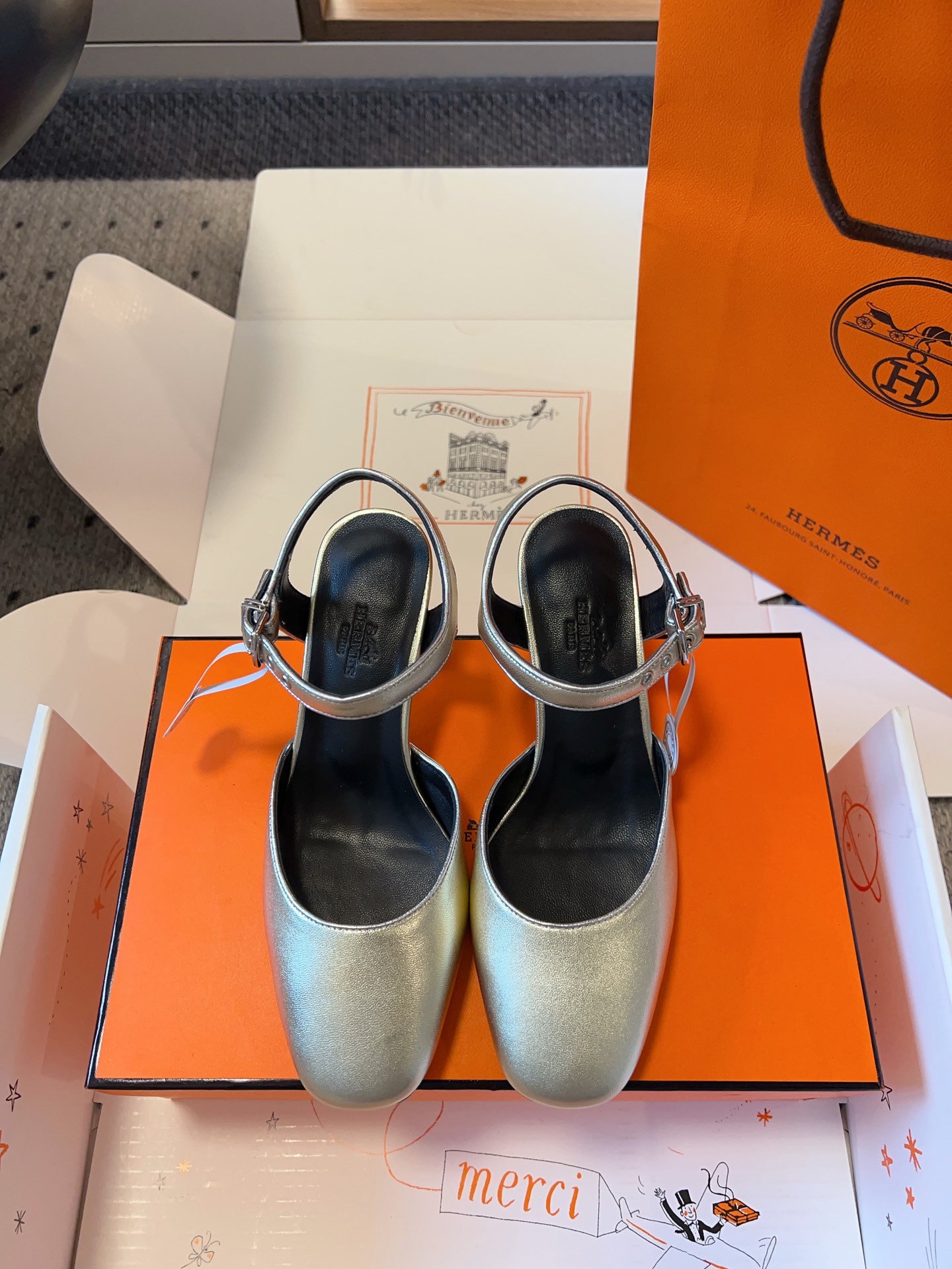 NO:164222,Top version (with white airplane) Herme* 25/New flat-sole thick-heeled Mary Jane ballet shoes, well-behaved and age-reducing, soft and comfortable, super well-behaved with socks, Hermes ballet shoes, I feel the toe is a bit round and dull enough, not elegant enough, it is very easy to wear, it is soft enough, upper: original cowhide inner: sheepskin Outsole: Italian genuine leather outsole Size: 35-39 (customized for 40.41), ballet shoes, hermes, hermes, mary jane, cowhide, sheepskin, Leather soles, socks19860909顶级版本(带白色飞机)Herme* 25/新款平底粗跟玛丽珍芭蕾舞鞋 上脚乖巧减龄 软乎乎的超级舒适 搭配袜子上脚超乖 爱马仕芭蕾舞鞋 实物到手觉得鞋头有点圆钝感 不够优雅 穿倒是蛮好穿的够软 鞋面:原版牛皮 内里:羊皮 大底:意大利真皮大底 码数:35-39（40.41定做）,芭蕾舞鞋,hermes,hermes,mary jane,cowhide,sheepskin,Leather soles,socks,Women's Shoes