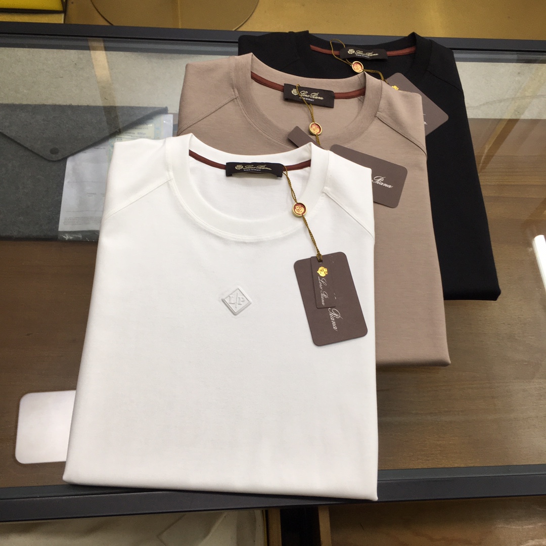 NO:433447,The new counter product 'Lo*ro Pi*na Nuo u Pianya' 2025 counter product A Gui recommends!  The classic counter style, concave and concave logo embroidered round neck short-sleeved T-shirt, classic and versatile style, simple logo embroidery design, fitted style, neckline slightly fits the neck, the upper body is straight and more fashionable, the overall upper body feel will not be too tight or too loose, very friendly to the figure, easy to wear and versatile, classic and out of time!  The fabric is made of mercerized fabric, with a warm luster on the surface. The upper body makes the skin more comfortable to touch the fabric. The upper body is very high-end, skin-friendly and breathable, crisp and stylish. Orders of full-quality color Black Coffee White Size M-3XL Try on 172-148 for wearing L, T-shirt,tees, t-shirt,alexander wang19860909专柜新品《Lo*ro Pi*na诺 u翩雅》 2025专柜新品阿桂推荐！专柜经典款 凹凸logo标志刺绣圆领短袖T恤 经典百搭款 简约标志刺绣的设计 合体的版型 领口微微贴合颈部 上身挺拔而更具时尚感 整体上身感不会过紧或者过松 对身材很友好 好穿又百搭经典不过时！ 面料采用 丝光面料 表面有着温润的光泽感 上身让皮肤接触面料更加舒适. 上身很高档 亲肤透气,挺括有型 全品相的订单 颜色 黑色 咖色 白色 尺码M-3XL 试穿172-148穿L合适,,T-shirt,tees，t-shirt,alexander wang,Men's clothing