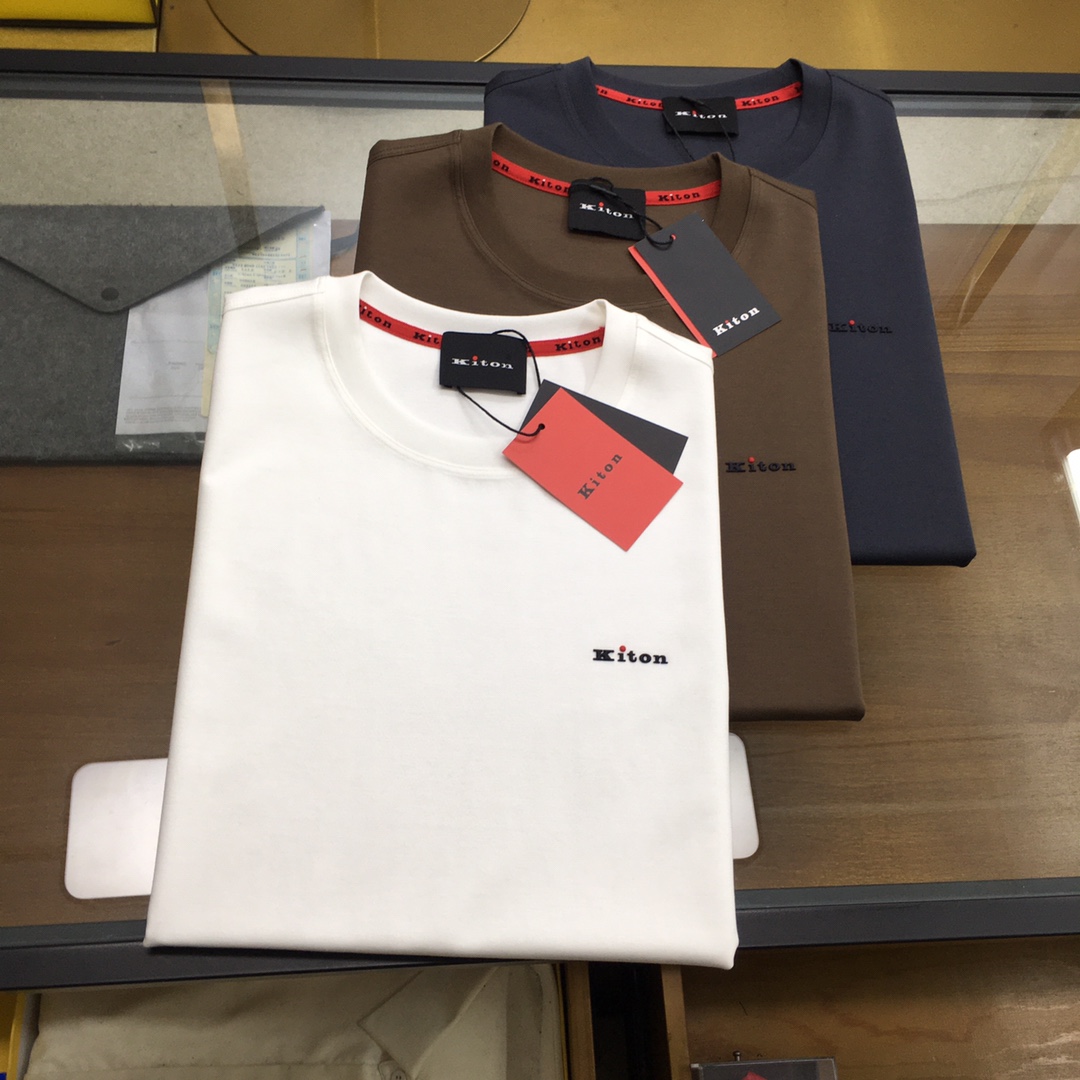 NO:433419,New counter product 'Kiton' 2025 new counter product Agui recommends!  The classic counter style, logo embroidered round neck short-sleeved T-shirt, classic and versatile style, simple logo embroidery design, fitted style, neckline slightly fits the neck, the upper body is straight and more fashionable, the overall upper body feel will not be too tight or too loose, very friendly to the figure, easy to wear and versatile, classic and out of style!  The fabric is made of mercerized fabric, with a warm luster on the surface. The upper body makes the skin more comfortable to touch the fabric. The upper body is very high-end, skin-friendly and breathable, crisp and stylish. Order of full-quality color 6 colors as shown in the picture Size M-3XL Try on 172-148 for wearing L, T-shirt,tees,t-shirt,alexander wang19860909专柜新品《Kiton》 2025专柜新品阿桂推荐！专柜经典款 logo标志刺绣圆领短袖T恤 经典百搭款 简约标志刺绣的设计 合体的版型 领口微微贴合颈部 上身挺拔而更具时尚感 整体上身感不会过紧或者过松 对身材很友好 好穿又百搭经典不过时！ 面料采用 丝光面料 表面有着温润的光泽感 上身让皮肤接触面料更加舒适. 上身很高档 亲肤透气,挺括有型 全品相的订单 颜色 6色如图 尺码M-3XL 试穿172-148穿L合适,,T-shirt,tees，t-shirt,alexander wang,Men's clothing
