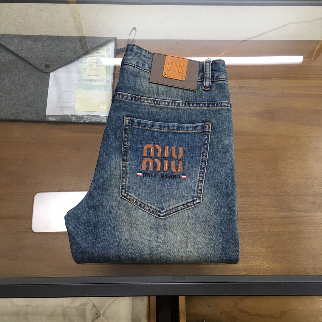 NO:433443,New product [miu miu] 2025 spring and summer new style new men's jeans!  Trade-level OEM products are extremely rare. The exquisite and exquisite production process has reached the ultimate effect. Classic styles, original color cotton materials, and classic plain woven twill denim surfaces are woven by old-fashioned woven technology. They are soft, delicate, comfortable and breathable, and the original hardware accessories are washed with first-class texture!  Size 29-38,3537, miumiu,jeans,alexander wang19860909新品【miu miu】 2025春夏新款 新款男士牛仔裤！ 贸易级别的代工品,数量极其稀少.精良精细的制作工艺程度已经达到极致效果.经典绝伦的款式,原色棉料,经典的平织斜纹牛仔布面经由老式梭织工艺机织.柔软细腻舒适透气,原版五金配件水洗,质感一流！尺码29-38,3537,,miumiu,jeans,alexander wang,Men's clothing