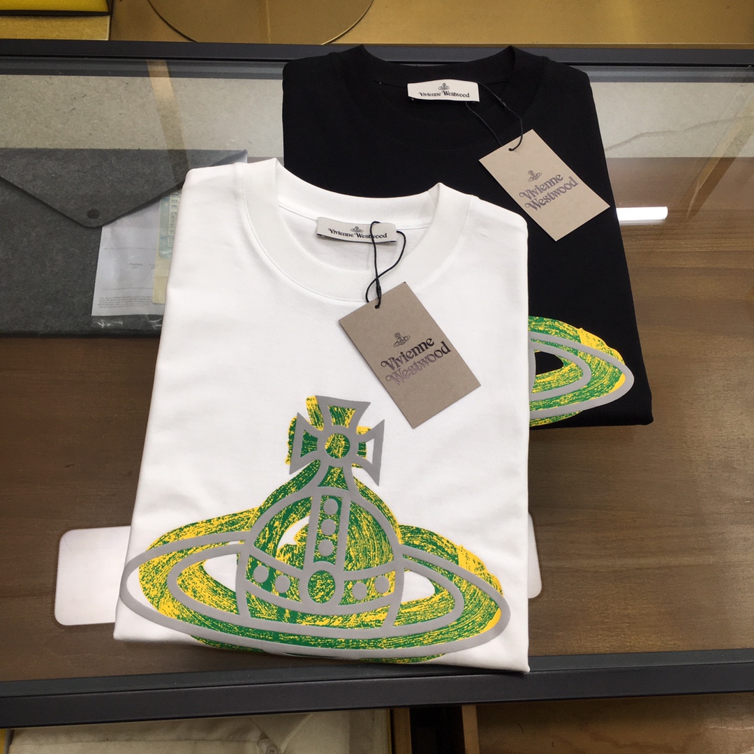 NO:474310,New product [Welldon...] The latest short-sleeved round-neck T-shirt in the first spring and summer counter in 2025, high-end customization, avant-garde and fashionable design!  Brand logo heavy craft design, high-end customized double-strand mercerized cotton fabric, soft feel, comfortable to wear, exquisite counter-level car line, fine workmanship, invincible and handsome upper body effect!  A must-have item for handsome men!  Color black white Number M-3XL, T-shirt,tees,t-shirt,alexander wang19860909新品【Welldon...】 2025春夏首发专柜最新款短袖圆领T恤 高端订制 设计前卫时尚！品牌logo重工艺设计 高端定制双股丝光棉面料.手感柔软.穿着舒适.专柜级别精致车线.做工精细.上身效果无敌帅气！型男必备单品！ 颜色黑色 白色 码数M-3XL,,T-shirt,tees，t-shirt,alexander wang,Men's clothing