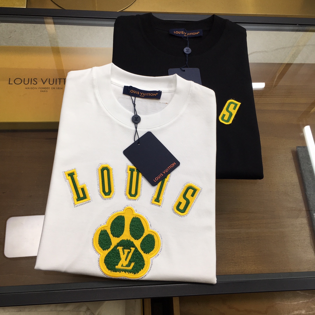 NO:433356,New product [L.v...] The latest short-sleeved round-neck T-shirt in the first spring and summer counter in 2025, high-end customization, avant-garde and fashionable design!  Brand logo heavy craft design, high-end customized mercerated cloud cotton fabric, soft feel, comfortable to wear, exquisite counter-level car line, fine workmanship, invincible and handsome upper body effect!  A must-have item for handsome men!  Color black white Number M-3XL, T-shirt,tees,t-shirt,alexander wang19860909新品【L.v...】 2025春夏首发专柜最新款短袖圆领T恤 高端订制 设计前卫时尚！品牌logo重工艺设计 高端定制丝光云朵棉面料.手感柔软.穿着舒适.专柜级别精致车线.做工精细.上身效果无敌帅气！型男必备单品！ 颜色黑色 白色 码数M-3XL,,T-shirt,tees，t-shirt,alexander wang,Men's clothing