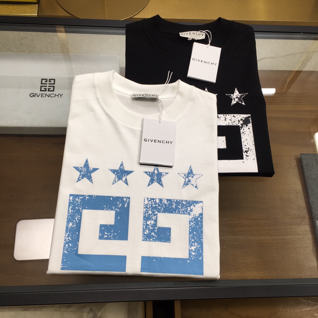 NO:433352,New product [GVC...] The latest short-sleeved round-neck T-shirt in the first spring and summer counter in 2025, high-end customization, avant-garde and fashionable design!  Brand logo heavy craft design, high-end customized mercerated cloud cotton fabric, soft feel, comfortable to wear, exquisite counter-level car line, fine workmanship, invincible and handsome upper body effect!  A must-have item for handsome men!  Color black white Number M-3XL, T-shirt,tees,t-shirt,alexander wang19860909新品【GVC...】 2025春夏首发专柜最新款短袖圆领T恤 高端订制 设计前卫时尚！品牌logo重工艺设计 高端定制丝光云朵棉面料.手感柔软.穿着舒适.专柜级别精致车线.做工精细.上身效果无敌帅气！型男必备单品！ 颜色黑色 白色 码数M-3XL,,T-shirt,tees，t-shirt,alexander wang,Men's clothing