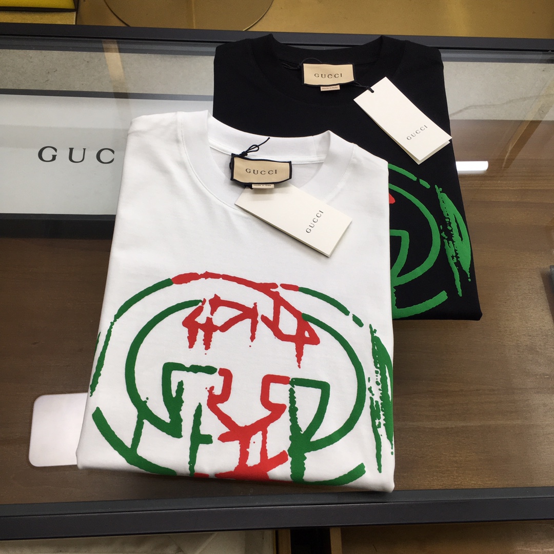 NO:433348,New product [Gu.ci...] The latest short-sleeved round-neck T-shirt in the first spring and summer counter in 2025, high-end customization, avant-garde and fashionable design!  Brand logo heavy craft design, high-end customized mercerated cloud cotton fabric, soft feel, comfortable to wear, exquisite counter-level car line, fine workmanship, invincible and handsome upper body effect!  A must-have item for handsome men!  Color black white Number M-3XL, T-shirt,tees,t-shirt,alexander wang19860909新品【Gu.ci...】 2025春夏首发专柜最新款短袖圆领T恤 高端订制 设计前卫时尚！品牌logo重工艺设计 高端定制丝光云朵棉面料.手感柔软.穿着舒适.专柜级别精致车线.做工精细.上身效果无敌帅气！型男必备单品！ 颜色黑色 白色 码数M-3XL,,T-shirt,tees，t-shirt,alexander wang,Men's clothing