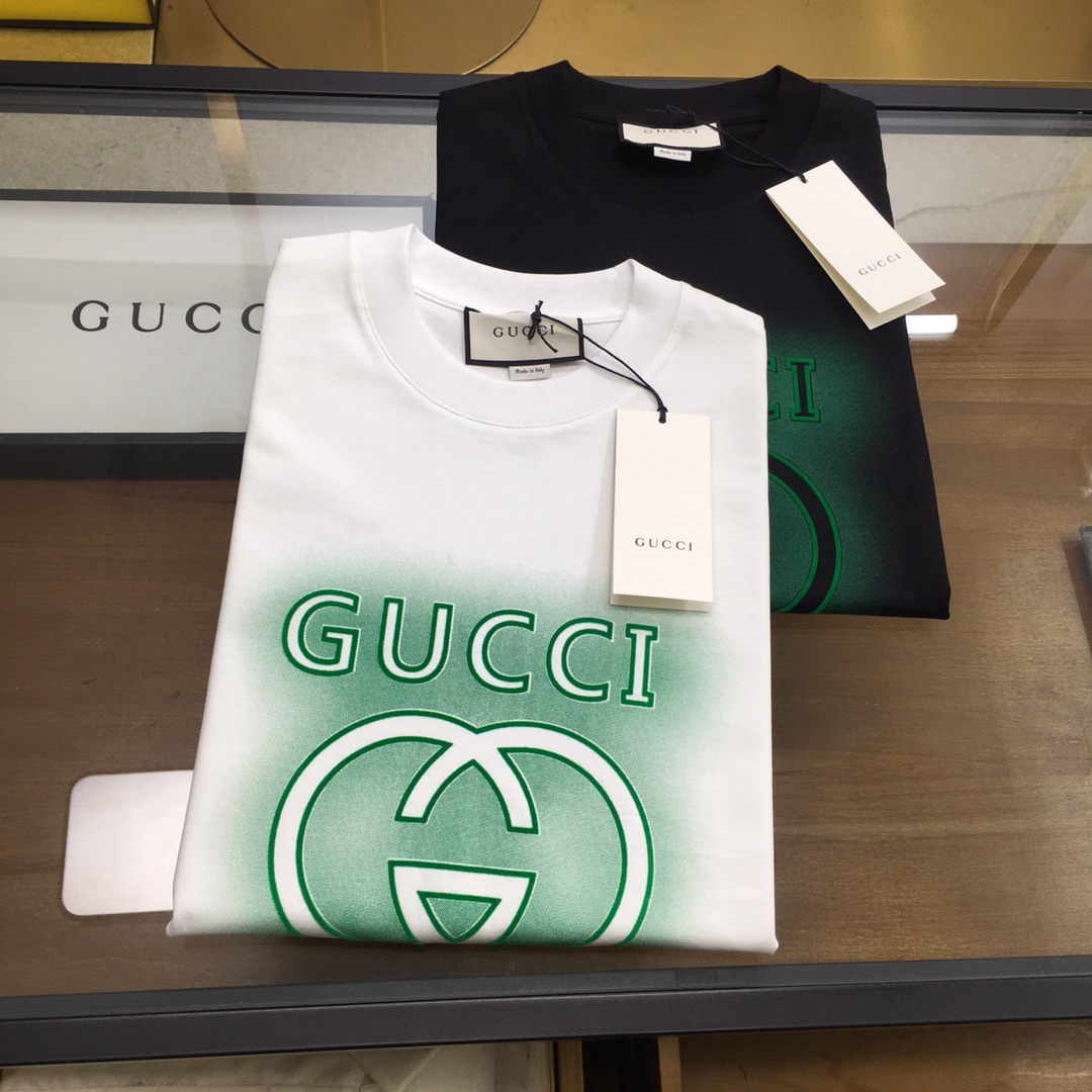 NO:474316,New product [Gu.ci...] The latest short-sleeved round-neck T-shirt in the first spring and summer counter in 2025, high-end customization, avant-garde and fashionable design!  Brand logo heavy craft design, high-end customized double-strand mercerized cotton fabric, soft feel, comfortable to wear, exquisite counter-level car line, fine workmanship, invincible and handsome upper body effect!  A must-have item for handsome men!  Color black white Number M-3XL, T-shirt,tees,t-shirt,alexander wang19860909新品【Gu.ci...】 2025春夏首发专柜最新款短袖圆领T恤 高端订制 设计前卫时尚！品牌logo重工艺设计 高端定制双股丝光棉面料.手感柔软.穿着舒适.专柜级别精致车线.做工精细.上身效果无敌帅气！型男必备单品！ 颜色黑色 白色 码数M-3XL,,T-shirt,tees，t-shirt,alexander wang,Men's clothing
