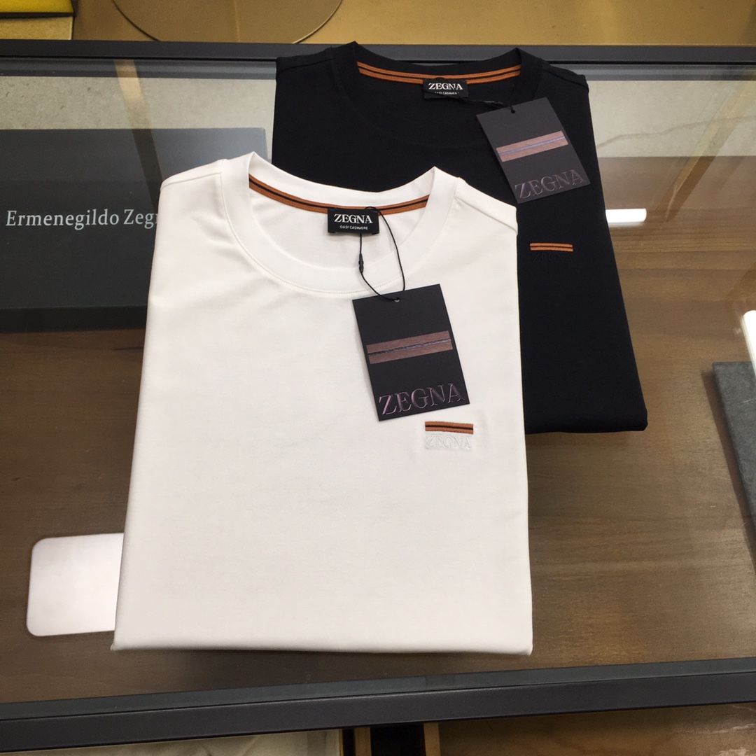 NO:433414,New counter product 'Zegn...' 2025 new counter product A Gui recommends!  The classic counter model, logo embroidered round neck short-sleeved T-shirt, classic and versatile style, simple logo back embroidery design, fitted style, neckline slightly fits the neck, the upper body is straight and more fashionable, the overall upper body feel will not be too tight or too loose, very friendly to the figure, easy to wear and versatile, classic and out of style!  The fabric is made of mercerized fabric, with a warm and lustery surface. The upper body makes the skin more comfortable to contact with the fabric. The upper body is very high-end, skin-friendly and breathable, crisp and stylish. Orders of full-quality color Black White Size 48-56/M-3XL Try on 172-148 and wear 50/L, T-shirt,tees, t-shirt,alexander wang19860909专柜新品《Zegn...》 2025专柜新品阿桂推荐！专柜经典款 标志刺绣圆领短袖T恤 经典百搭款 简约标志背部刺绣的设计 合体的版型 领口微微贴合颈部 上身挺拔而更具时尚感 整体上身感不会过紧或者过松 对身材很友好 好穿又百搭经典不过时！ 面料采用 丝光面料 表面有着温润的光泽感 上身让皮肤接触面料更加舒适. 上身很高档 亲肤透气,挺括有型 全品相的订单 颜色 黑色 白色尺码48-56/M-3XL 试穿172-148穿50/L合适,,T-shirt,tees，t-shirt,alexander wang,Men's clothing