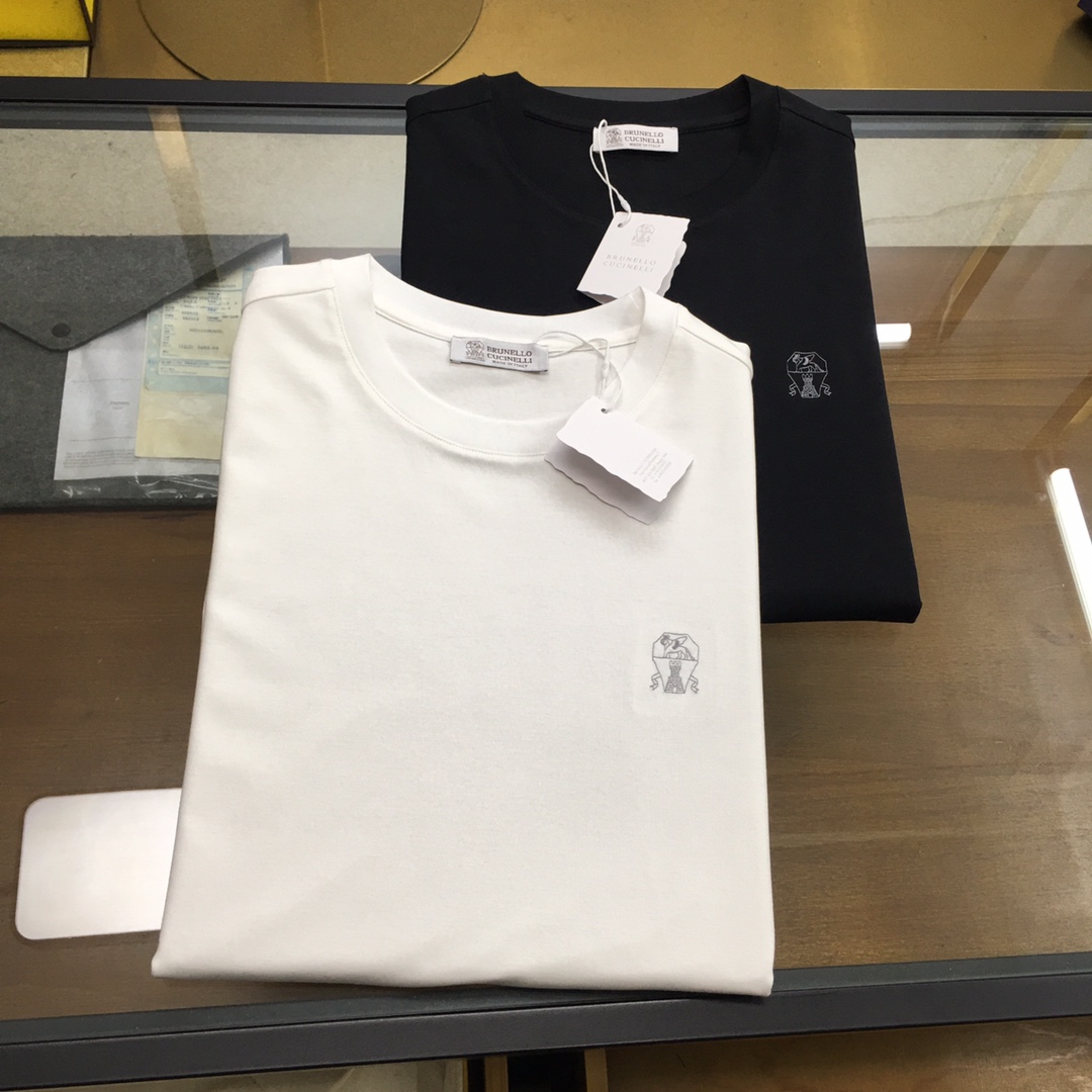 NO:433409,New counter product 'B.C' 2025 new counter product Agui recommends!  The classic counter model, logo embroidered round neck short-sleeved T-shirt, classic and versatile style, simple logo back embroidery design, fitted style, neckline slightly fits the neck, the upper body is straight and more fashionable, the overall upper body feel will not be too tight or too loose, very friendly to the figure, easy to wear and versatile, classic and out of style!  The fabric is made of mercerized fabric, with a warm and lustery surface. The upper body makes the skin more comfortable to contact with the fabric. The upper body is very high-end, skin-friendly and breathable, crisp and stylish. Orders of full-quality color Black White Size 48-56/M-3XL Try on 172-148 and wear 50/L, T-shirt,tees, t-shirt,alexander wang19860909专柜新品《B.C》 2025专柜新品阿桂推荐！专柜经典款 标志刺绣圆领短袖T恤 经典百搭款 简约标志背部刺绣的设计 合体的版型 领口微微贴合颈部 上身挺拔而更具时尚感 整体上身感不会过紧或者过松 对身材很友好 好穿又百搭经典不过时！ 面料采用 丝光面料 表面有着温润的光泽感 上身让皮肤接触面料更加舒适. 上身很高档 亲肤透气,挺括有型 全品相的订单 颜色 黑色 白色尺码48-56/M-3XL 试穿172-148穿50/L合适,,T-shirt,tees，t-shirt,alexander wang,Men's clothing