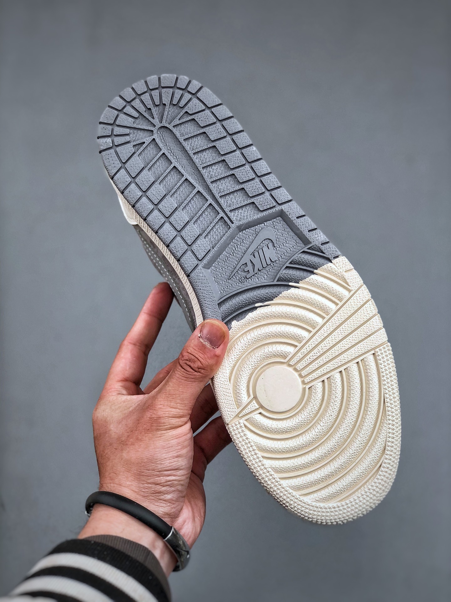 Travis Scott Fragment AJ1 Low OG SP ダブルレッドテール レザー ローカット スニーカー