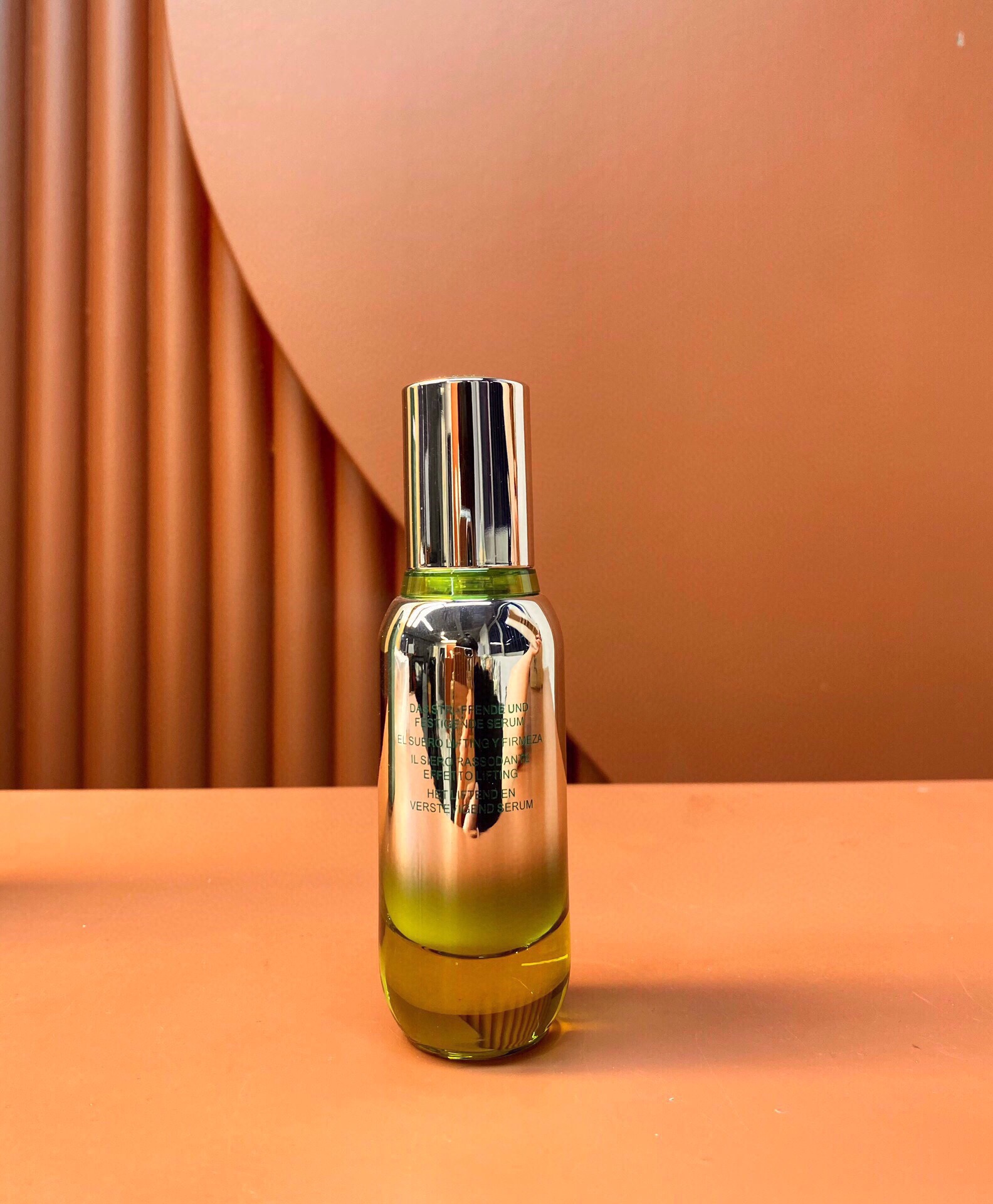 ✨50包
新版海蓝之谜紧塑刀精华30ml❗️❗️❗️lamer海蓝之谜新品新提升塑颜紧塑刀精华~
有效提升皮肤紧致度、缩小毛孔，用完会变小脸。密集修护能量，显著提拉紧致轮廓，让松弛的肌肤塑造年轻弹润的立体脸庞
