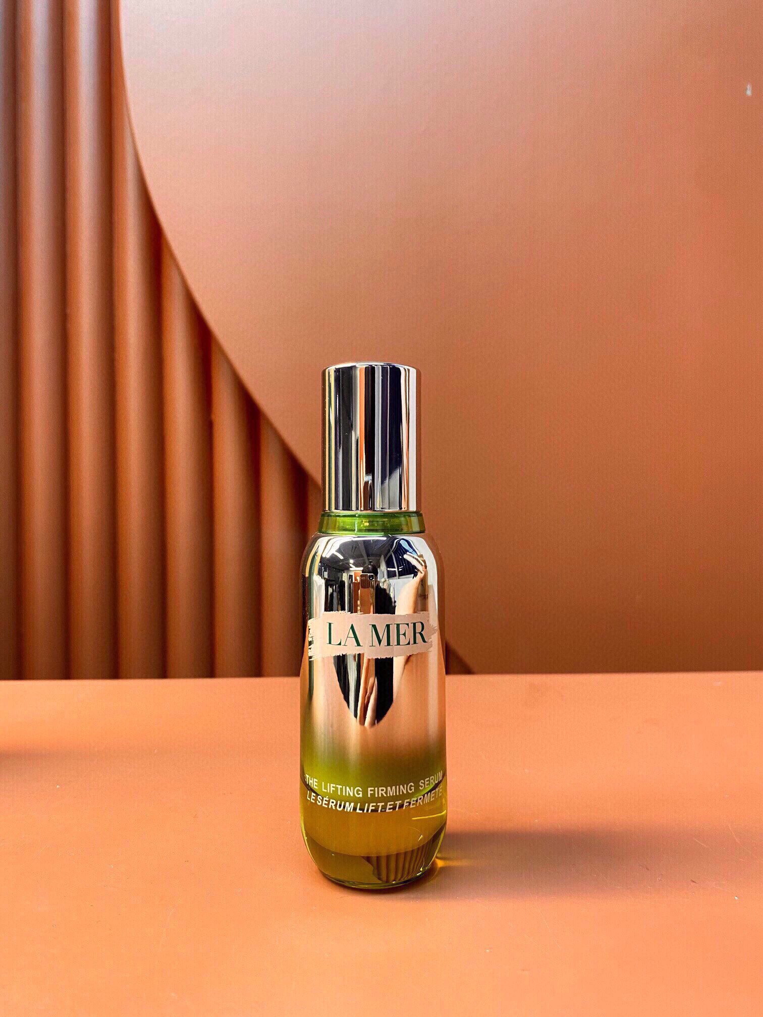 ✨50包
新版海蓝之谜紧塑刀精华30ml❗️❗️❗️lamer海蓝之谜新品新提升塑颜紧塑刀精华~
有效提升皮肤紧致度、缩小毛孔，用完会变小脸。密集修护能量，显著提拉紧致轮廓，让松弛的肌肤塑造年轻弹润的立体脸庞