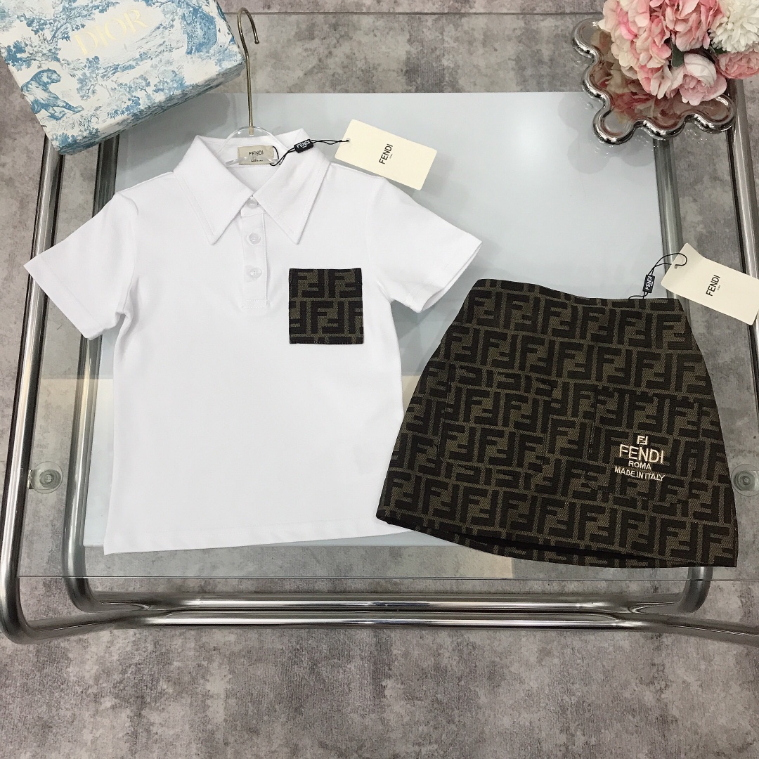 NO:210806,【Spot shipment】 FEND* Brother and sister style ~ Limited series Pure cotton small lapel Polo shirt jacquard denim skirt Pearl-ground pure cotton texture Soft and delicate exquisite style Original 1:1 Created on the chest with the iconic brown double FF fabric piece accessories pocket design Embroidered double FF old-color jacquard denim skirt showing elegance and handsomeness Soft and comfortable Skin-friendly and not tied The upper body effect is excellent size size-120-130-140-150 [CM] Counter packaging 70, clothes, fendi, skirts,19860909【现货发】   FEND* 兄妹款～限定系列 纯棉小翻领Polo衫提花牛仔半裙 珠地纯棉质地 柔软细腻 精致款 原版1:1打造 胸前搭配标志性棕色双FF面料片配饰口袋设计 刺绣双FF老花色系提花牛仔短裙 尽显优雅跟帅气 柔顺舒适 亲肤不扎 上身效果极好  size尺码--120-130-140-150【CM】 专柜包装70,衣服,fendi,skirts,,Children's