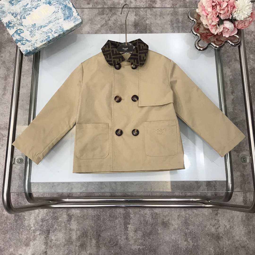 NO:210776,【Spot delivery】 FEND* Lapel small suit jacket Early spring style~Soft and delicate oblique cotton fabric~Matched with classic denim old-fashioned double FF denim neckline design Inner lining Use cotton and linen materials to create delicate and lubricating, excellent skin-friendly feel, flowing drape, comfortable and breathable classic pointed collar Good product to see the details The style is super positive size--120-130-140-150 [CM] Counter packaging 70, clothes, fendi, jackets & coats, business suit,19860909【现货发】   FEND* 翻领小西装外套 早春款～柔软细腻斜织棉面料打造～搭配经典牛仔老花双FF牛仔领口设计 内里加里衬 采用棉麻质地物料打造细腻润滑 亲肤感极好 垂感飘逸 舒适透气经典尖领 好货看细节 版型超正 size--120-130-140-150【CM】 专柜包装70,衣服,fendi,jackets & coats,business suit,,Children's