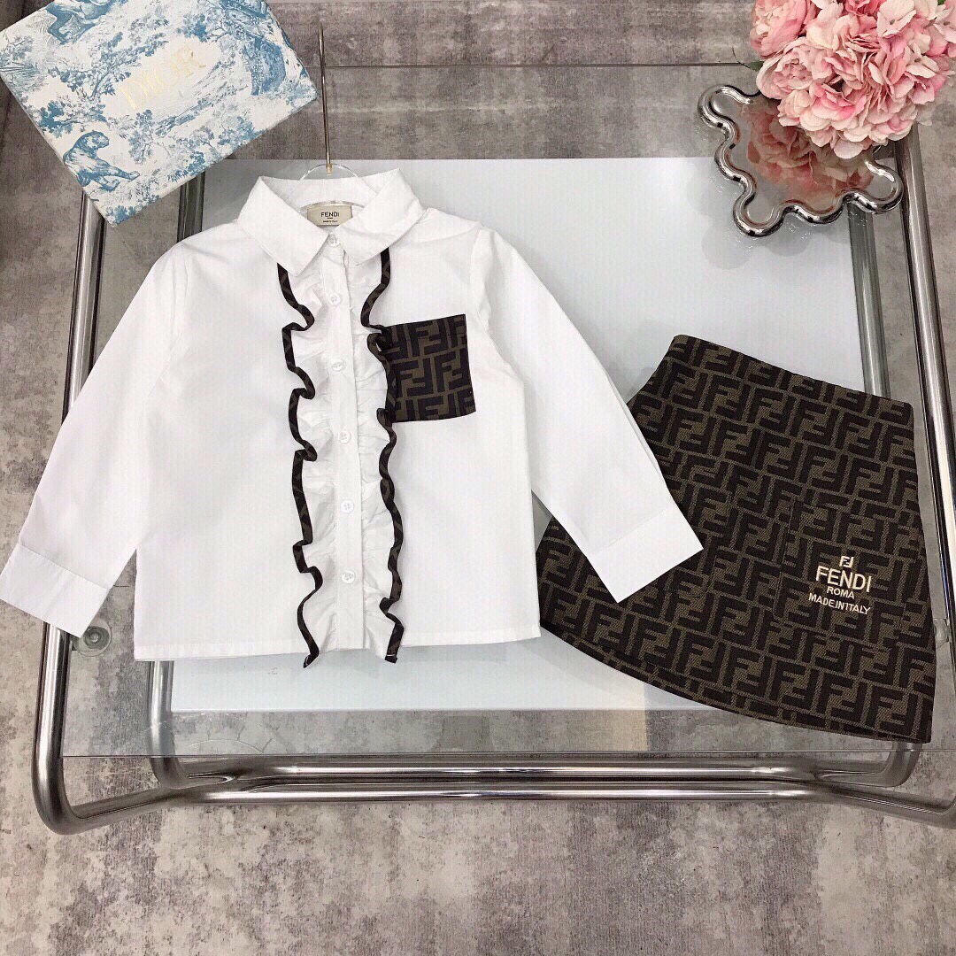 NO:210899,[Spot shipment] FEND* Limited series Ruffled shirt short skirt, pure cotton shirt with flowing texture, exquisite style, ruffled old-fashioned double FF letter edge design matching clothes with small pocket accessories on the left chest, full of design sense, original 1:1 creation, skirt embroidery logo with iconic brown double FF fabric accessories, full of playful and cute, soft and comfortable, skin-friendly and not tied, excellent effect on the upper body, a must-have artifact for the princess~ size size--120-130-140-150 [CM] Counter packaging 70, clothes, fendi, skirts, shirts,19860909【现货发】   FEND* 限定系列 荷叶边衬衣短裙 纯棉衬衫质地飘逸清透 精致款 荷叶边老花双FF字母包边设计搭配衣左胸前小口袋配饰 设计感十足 原版1:1打造 半裙刺绣logo搭配标志性棕色双FF面料片配饰 尽显俏皮跟可爱 柔顺舒适 亲肤不扎 上身效果极好 公主的必备神器～  size尺码--120-130-140-150【CM】 专柜包装70,衣服,fendi,skirts,shirts,,Children's