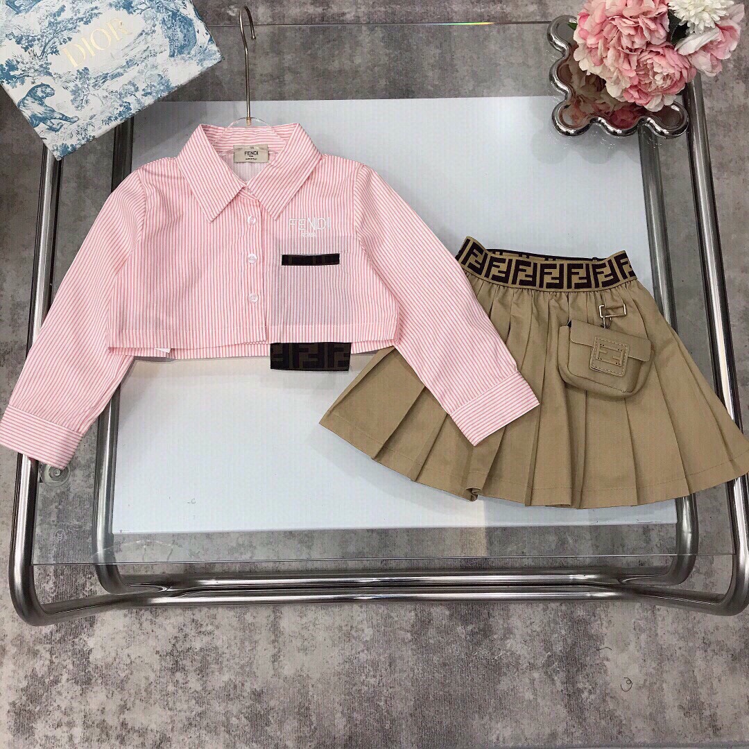 NO:210903,[Spot shipment] FEND* Limited series Short striped small lapel long sleeve shirt pleated skirt Chiffon texture is flowing and clear, exquisite style Original 1:1 Creation of chest embroidery logo with iconic brown double FF fabric piece accessories Diagonal woven pure cotton pleated skirt small card bag design fully show playful and cute, soft and comfortable, skin-friendly and not tied, excellent upper body effect, a must-have artifact for the princess ~ size size--120-130-140-150 [CM] Counter packaging 70, clothes, fendi, skirts, shirts,19860909【现货发】   FEND* 限定系列 短款条纹小翻领长袖衬衫百褶裙 雪纺质地飘逸清透 精致款 原版1:1打造 胸前刺绣logo搭配标志性棕色双FF面料片配饰 斜织纯棉百褶裙小卡包设计 尽显俏皮跟可爱 柔顺舒适 亲肤不扎 上身效果极好 公主的必备神器～  size尺码--120-130-140-150【CM】 专柜包装70,衣服,fendi,skirts,shirts,,Children's