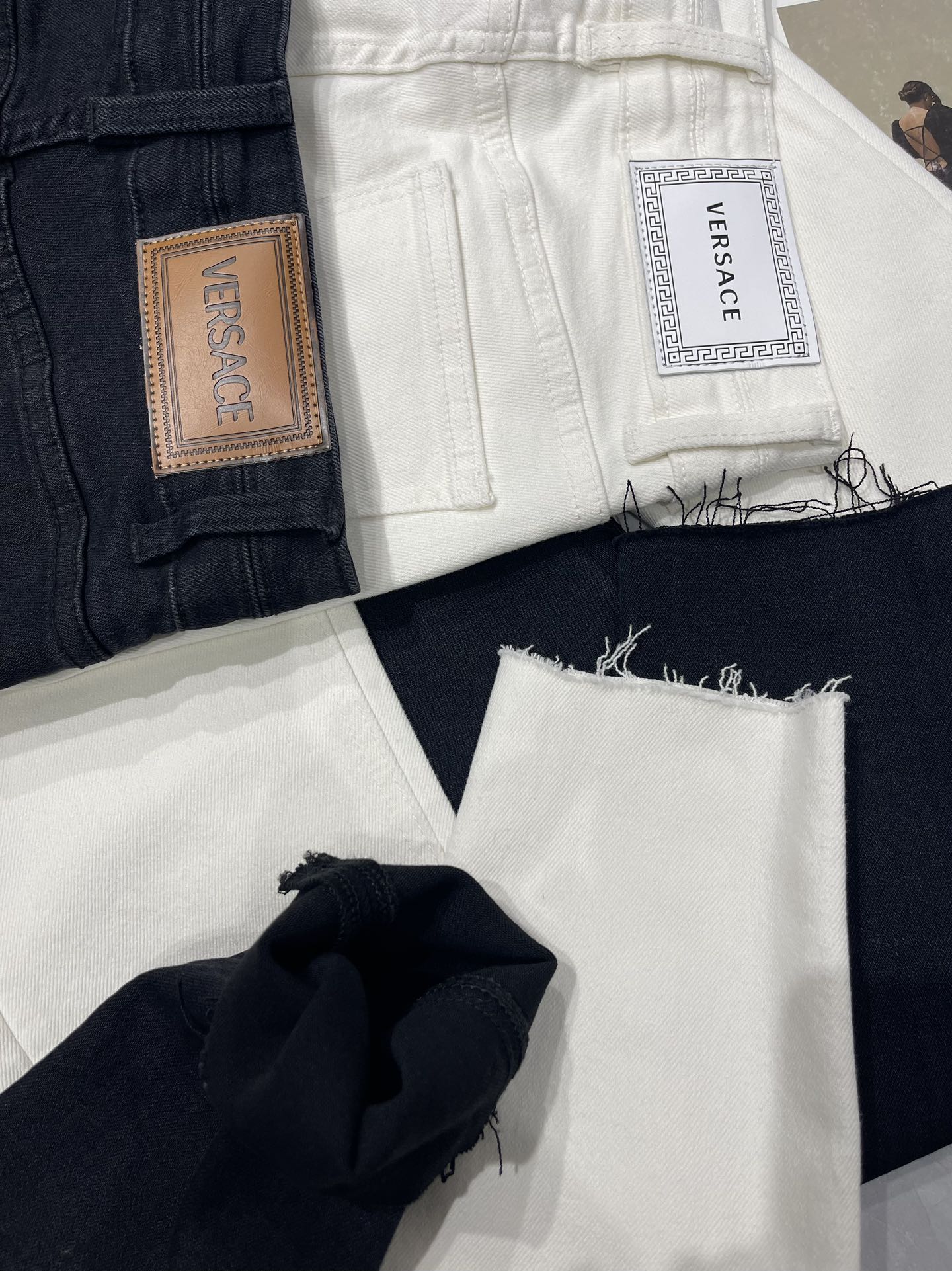High-End Women’s Outfits: Versac* Four-Sided Pants with Custom Details - 图片 4