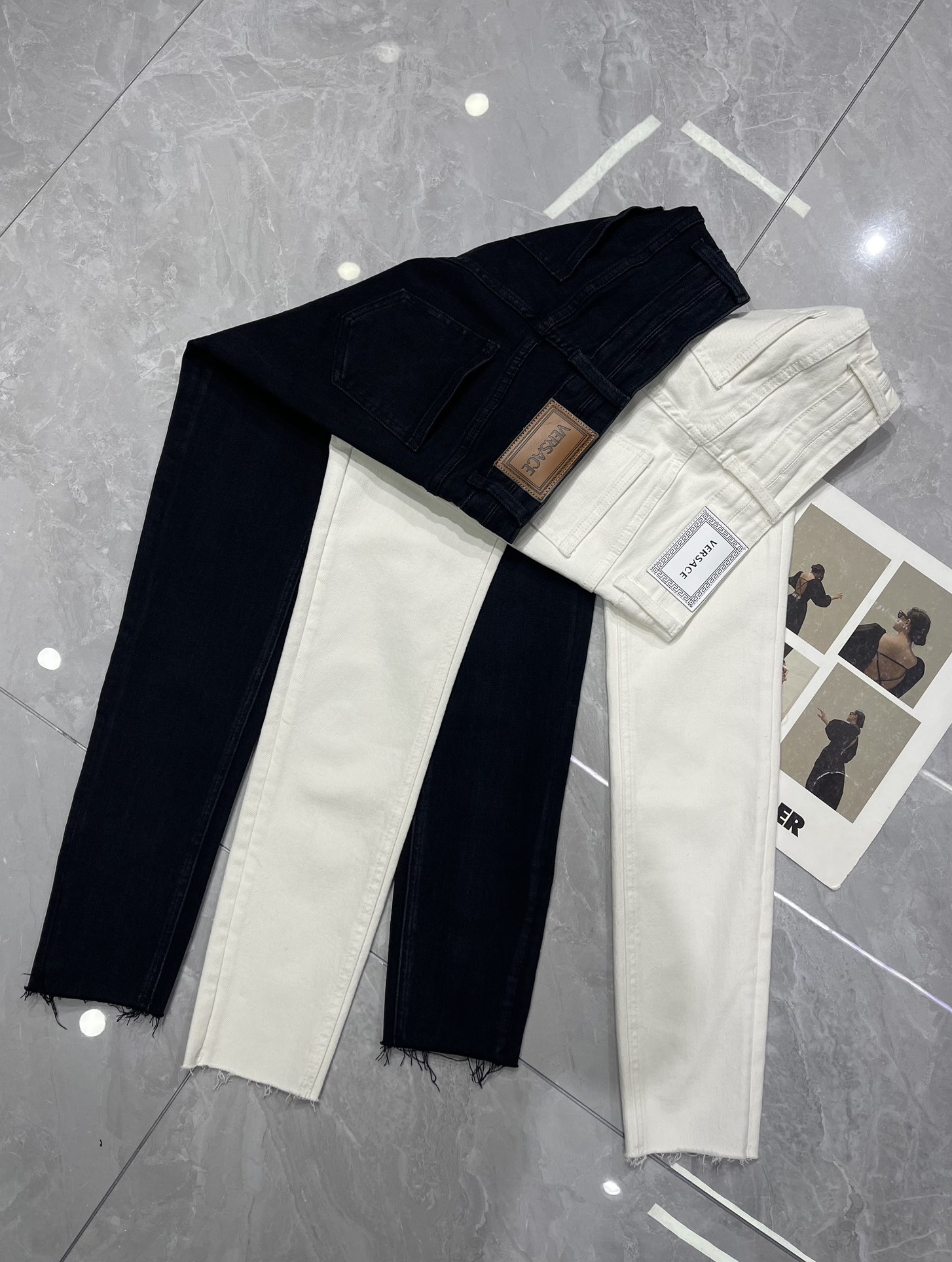 High-End Women’s Outfits: Versac* Four-Sided Pants with Custom Details - 图片 3