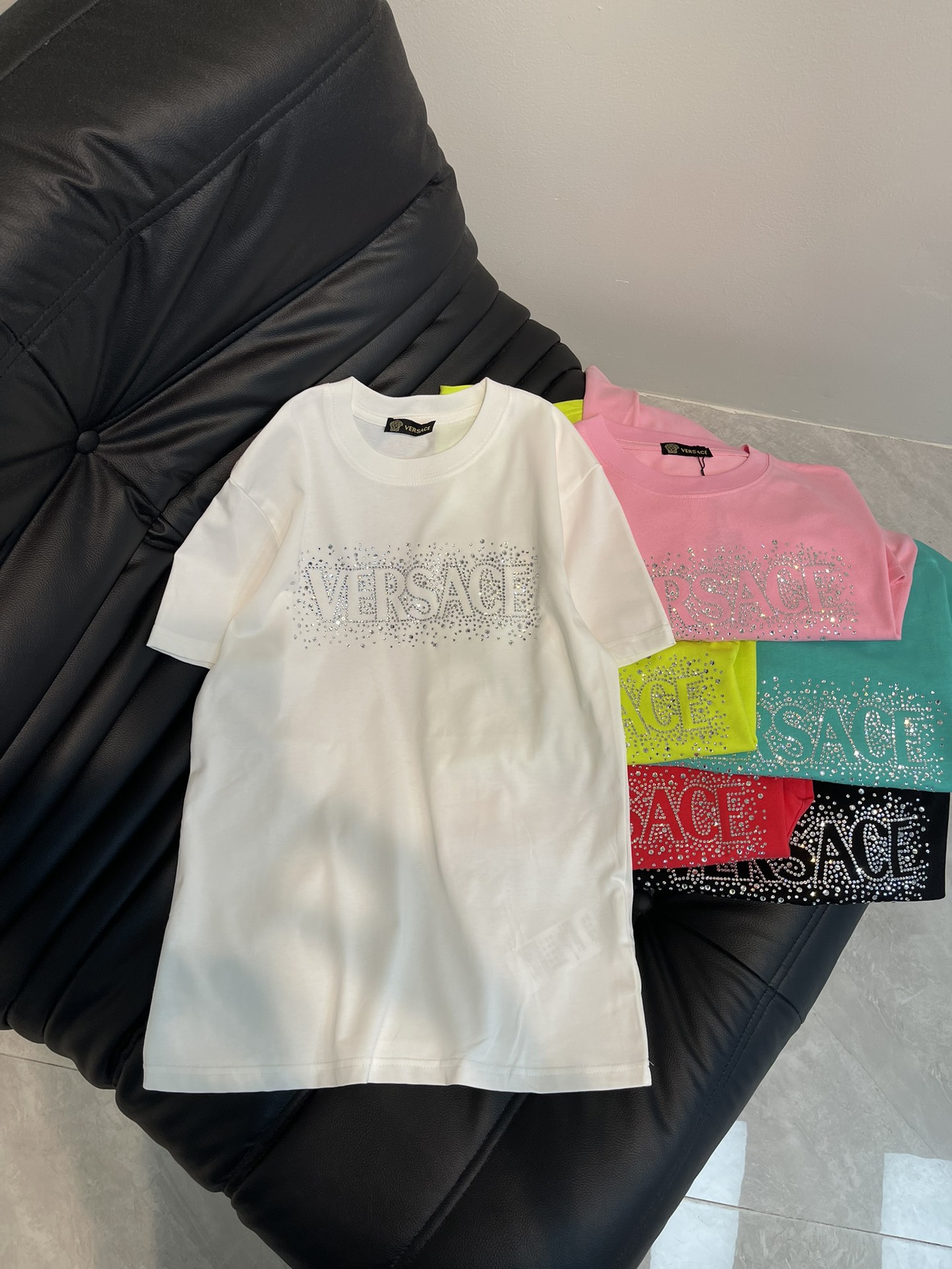 NO:317073,Versac*25 spring and summer new heavy industrial flash diamond letter short-sleeved T-shirt, high-end imported pure cotton fabric, loose style, and very beautiful upper body!  Six-color 3 codes, SML, versace, T-shirt, tees, t-shirt, alexander wang19860909Versac*25春夏新款重工闪钻字母短袖T恤,高级进口纯棉面料,宽松版型,上身非常漂亮！六色3码,SML,,versace,T-shirt,tees，t-shirt,alexander wang,Women's clothing