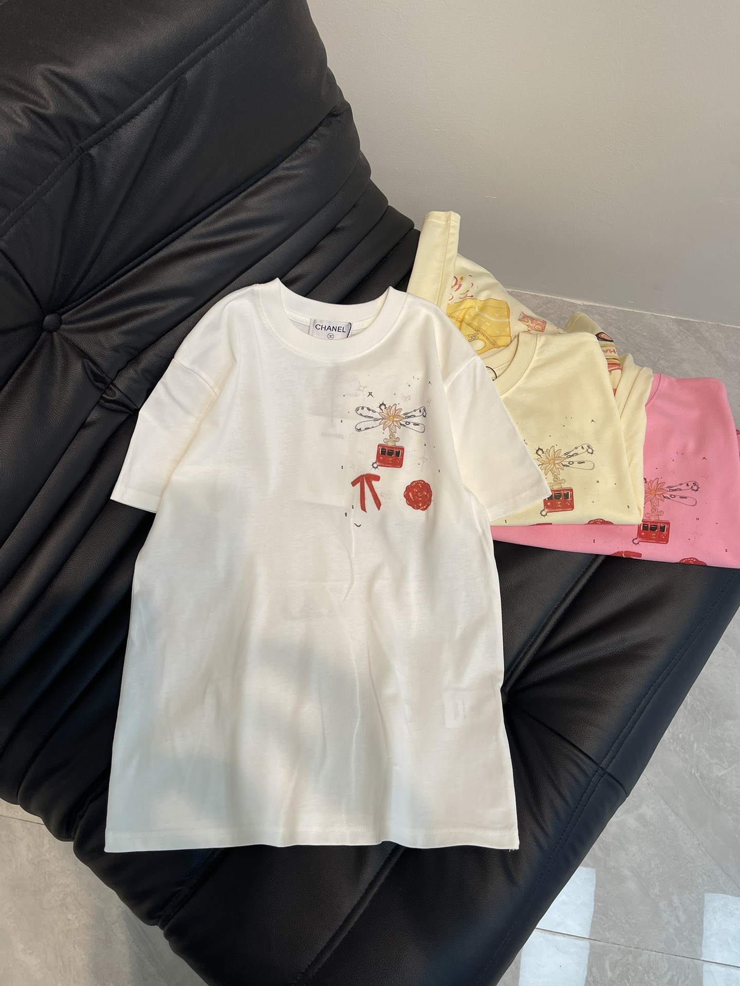 NO:317071,Chane* Xiaoxiang 25 spring and summer new heavy industry front and rear pattern short-sleeved T-shirt, high-end imported pure cotton fabric, loose style, and very beautiful upper body!  Three colors 3 codes, SML!  , chanel,T-shirt,tees,t-shirt,alexander wang19860909Chane*小香25春夏新款重工前后花色图案短袖T恤,高级进口纯棉面料,宽松版型,上身非常漂亮！三色3码,SML！,,chanel,T-shirt,tees，t-shirt,alexander wang,Women's clothing