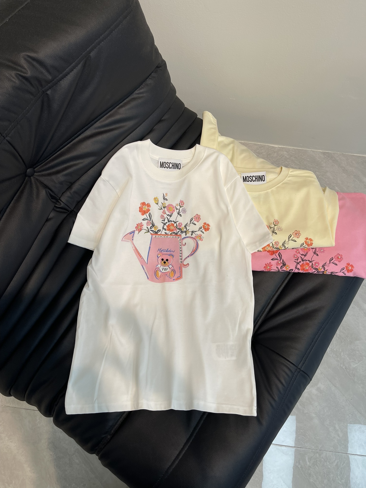 NO:317069,Mos*25 spring and summer new heavy industry nail diamond vase bear short-sleeved T-shirt, high-end imported pure cotton fabric, loose style, very beautiful upper body!  Three colors 3 codes, SML!  ,T-shirt,tees,t-shirt,alexander wang19860909Mos*25春夏新款重工钉钻花瓶小熊短袖T恤,高级进口纯棉面料,宽松版型,上身非常漂亮！三色3码,SML！,,T-shirt,tees，t-shirt,alexander wang,Women's clothing