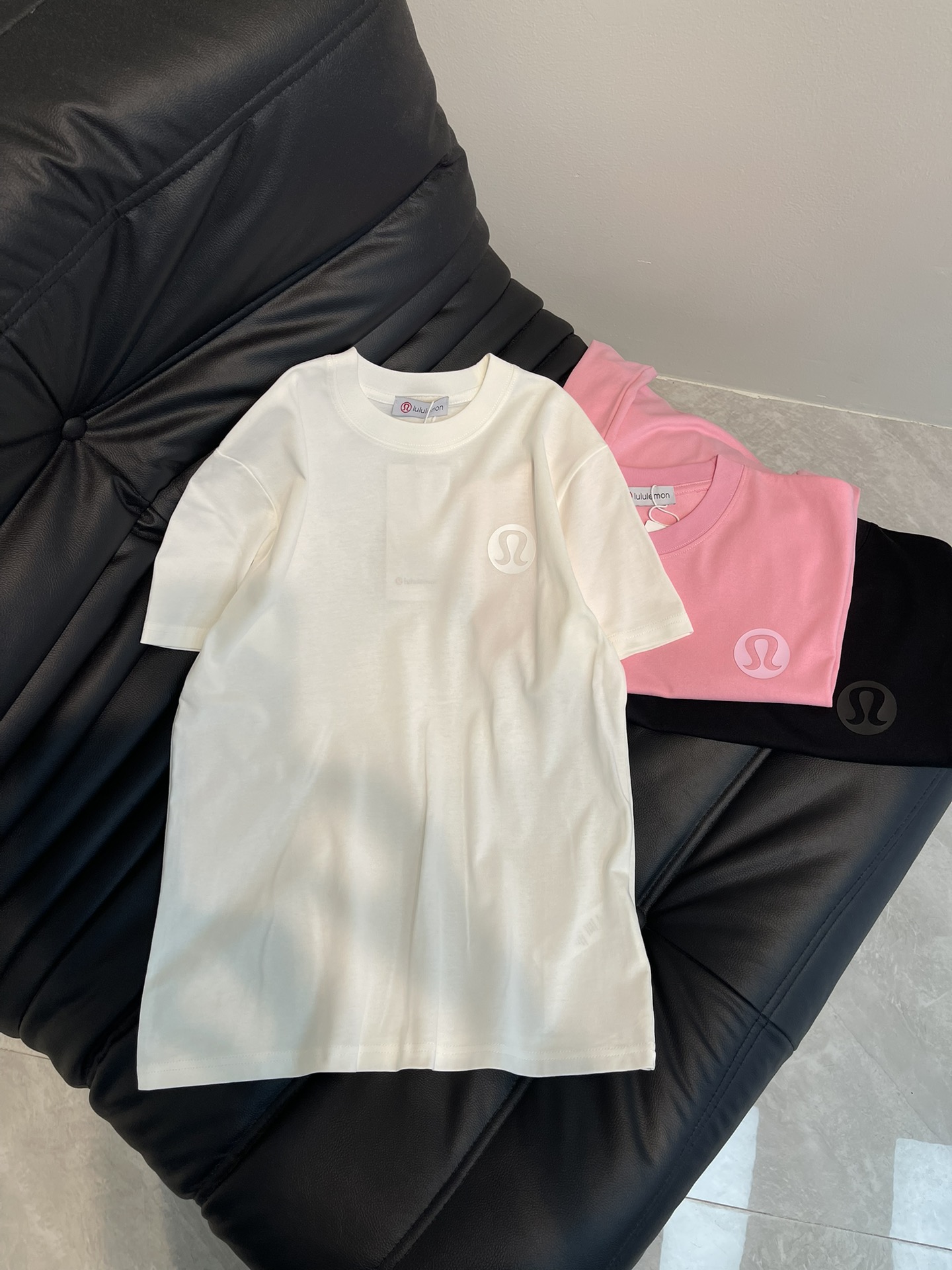 NO:317067,lululemo*25 spring and summer new printed logo short-sleeved T-shirt, high-end imported pure cotton fabric, loose style, very beautiful upper body!  Three colors 3 codes, SML!  ,T-shirt,tees,t-shirt,alexander wang19860909lululemo*25春夏新款印花logo短袖T恤,高级进口纯棉面料,宽松版型,上身非常漂亮！三色3码,SML！,,T-shirt,tees，t-shirt,alexander wang,Women's clothing