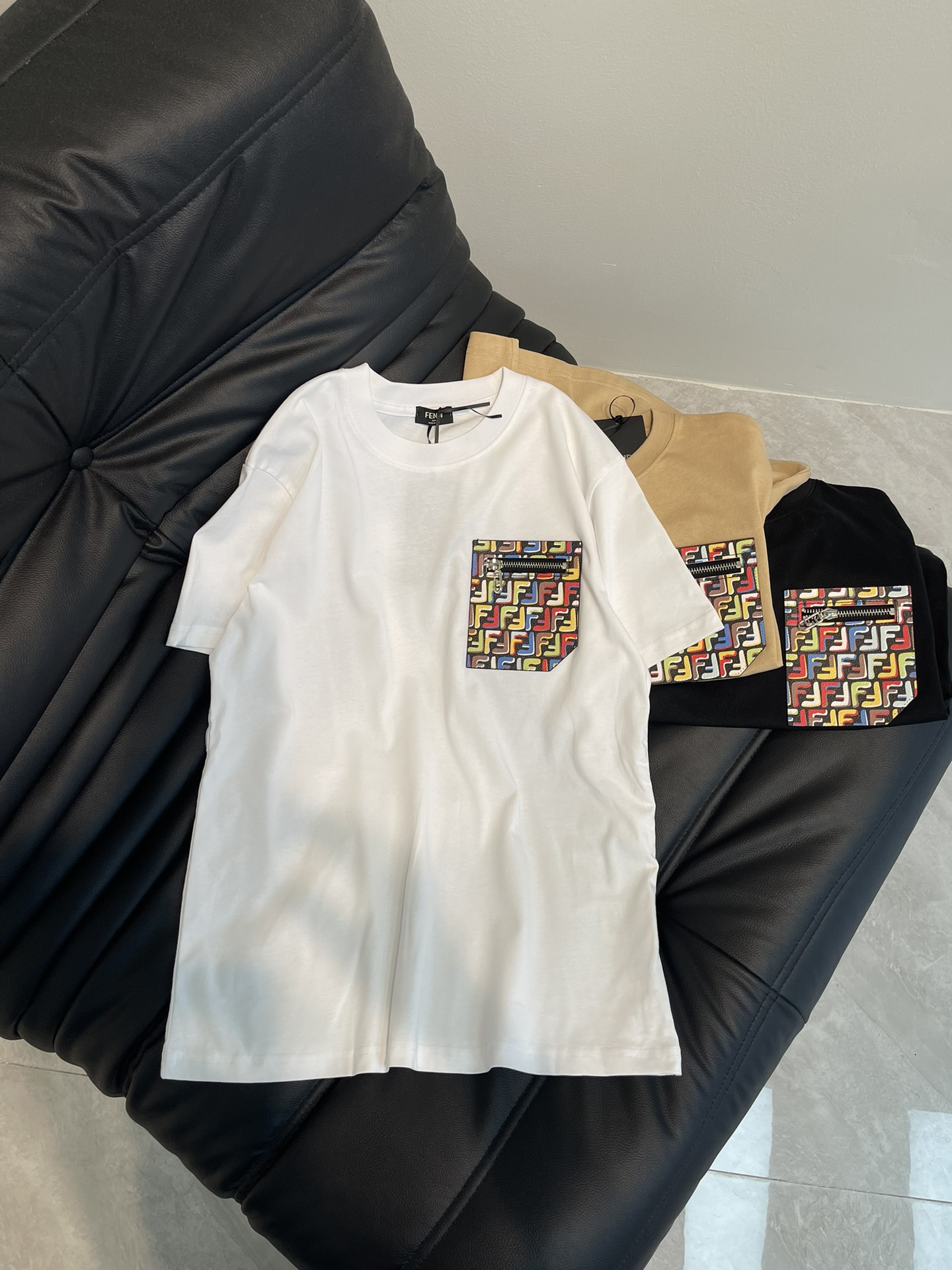 NO:317065,Fend*25 spring and summer new double F color letter zipper pocket short-sleeved T-shirt, high-end imported pure cotton fabric, loose fit, very beautiful upper body!  Three colors 3 codes, SML!  A, fendi, T-shirt,tees, t-shirt,alexander wang19860909Fend*25春夏新款双F彩色字母拉链口袋短袖T恤,高级进口纯棉面料,宽松版型,上身非常漂亮！三色3码,SML！A,,fendi,T-shirt,tees，t-shirt,alexander wang,Women's clothing