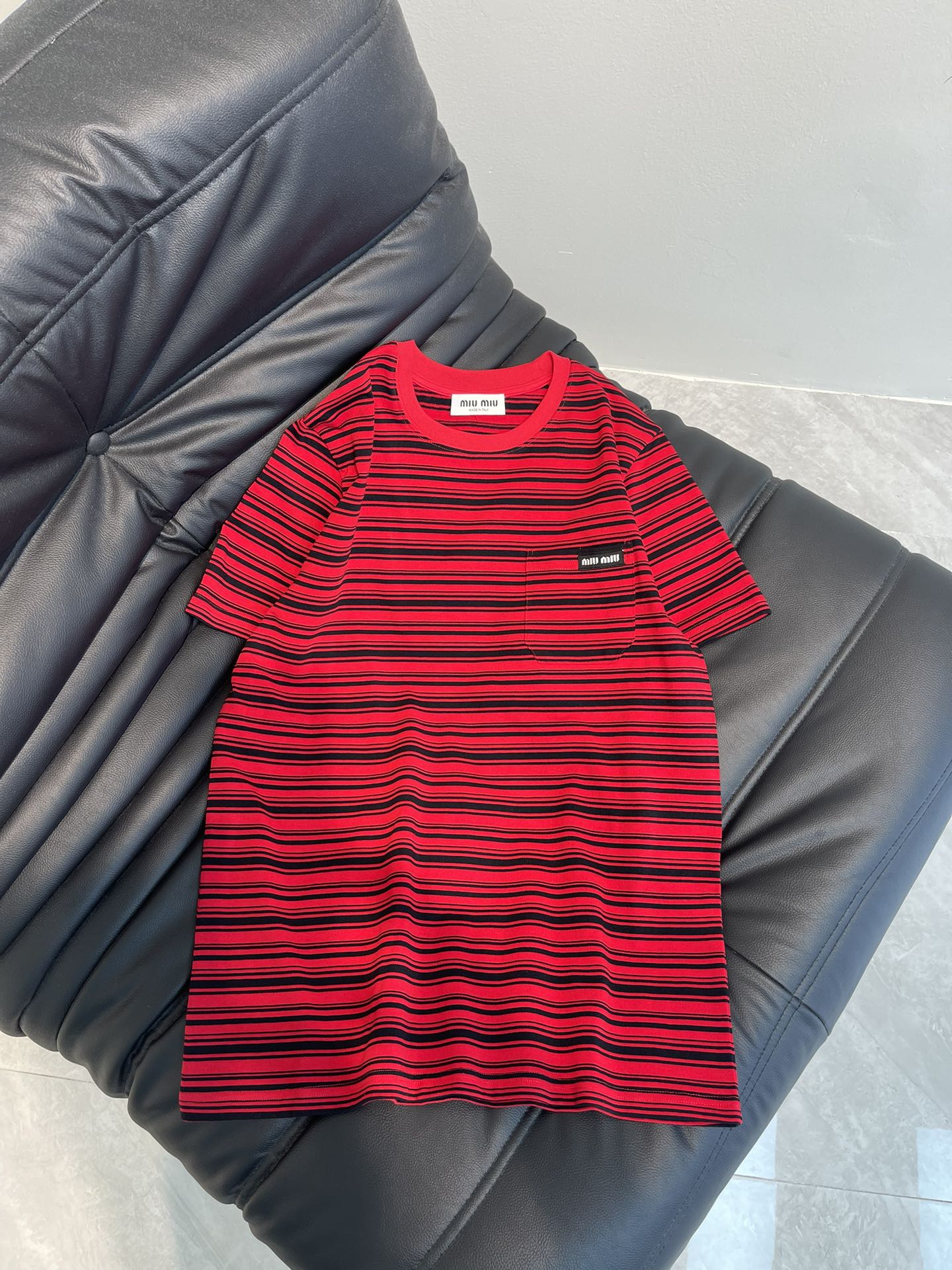 NO:307032,Miumi*25 Spring and Summer New Red Striped T-shirt Pocket Label Logo Embroidered Striped T-shirt. This short-sleeved short-sleeved design feels amazing, casual and fashionable, and makes people fall in love with it at a glance. The highlights are here!  This T-shirt adopts a unique color stir-frying process, with bright colors, instantly sweeping away the dullness. The logo embroidery is extremely exquisite, and every detail shows high quality. The striped elements are the classics, and you can easily control whatever you match it!  SML A,,miumiu,T-shirt,tees,t-shirt,alexander wang19860909Miumi*25春夏新款红色条纹T恤 口袋标签logo刺绣条纹T恤,这款短袖的设计感简直绝了,随性又不失时髦,让人一眼就爱上,亮点来了！这款T恤采用了独特的炒色工艺,色彩鲜明,瞬间扫除沉闷感,而且logo刺绣精致无比,每一个细节都彰显着高品质,条纹元素更是经典中的经典,无论搭配什么都能轻松驾驭！SML A,,miumiu,T-shirt,tees，t-shirt,alexander wang,Women's clothing