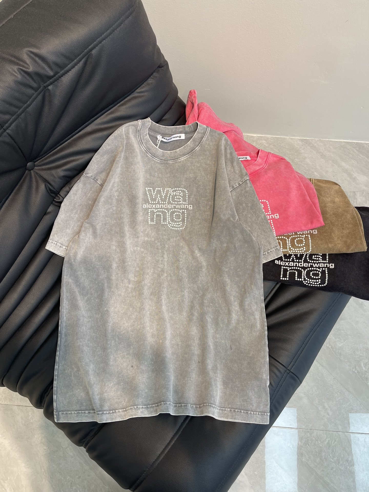 NO:317081,Alexand*r wan* King's latest 25 spring and summer washable old round neck short-sleeved T-shirt, made of pure cotton fabric!  Comfortable, durable and easy to wear, classic logo pressed glue bead design, loose style, same style for men and women!  Size S-XL, alexander wang,T-shirt,tees,t-shirt,alexander wang19860909Alexand*r wan*大王25春夏最新款水洗做旧圆领短袖T恤,采用纯棉面料！贴肤舒适,耐看又好穿,经典logo压胶钉珠设计, 宽松版型,男女同款！ 尺码S-XL,,alexander wang,T-shirt,tees，t-shirt,alexander wang,Women's clothing