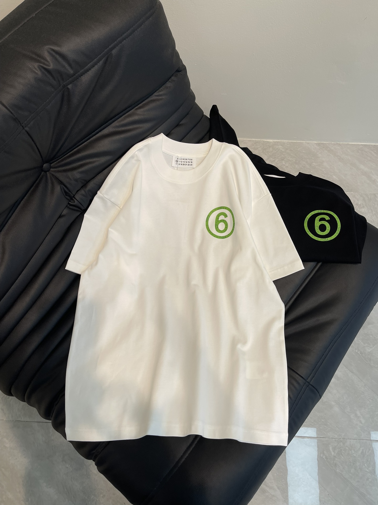 NO:317079,MM6 Majira's latest round neck fashionable short-sleeved T-shirt in spring and summer, made of pure cotton fabric!  Comfortable, durable and easy to wear, classic and simple logo design, loose style, same style for men and women!  Size S-XL,masion margiela,masion margiela,T-shirt,tees,t-shirt,alexander wang19860909MM6马吉拉25春夏最新款圆领时尚短袖T恤,采用纯棉面料！贴肤舒适,耐看又好穿,经典简约logo设计, 宽松版型,男女同款！ 尺码S-XL,,masion margiela,masion margiela,T-shirt,tees，t-shirt,alexander wang,Women's clothing