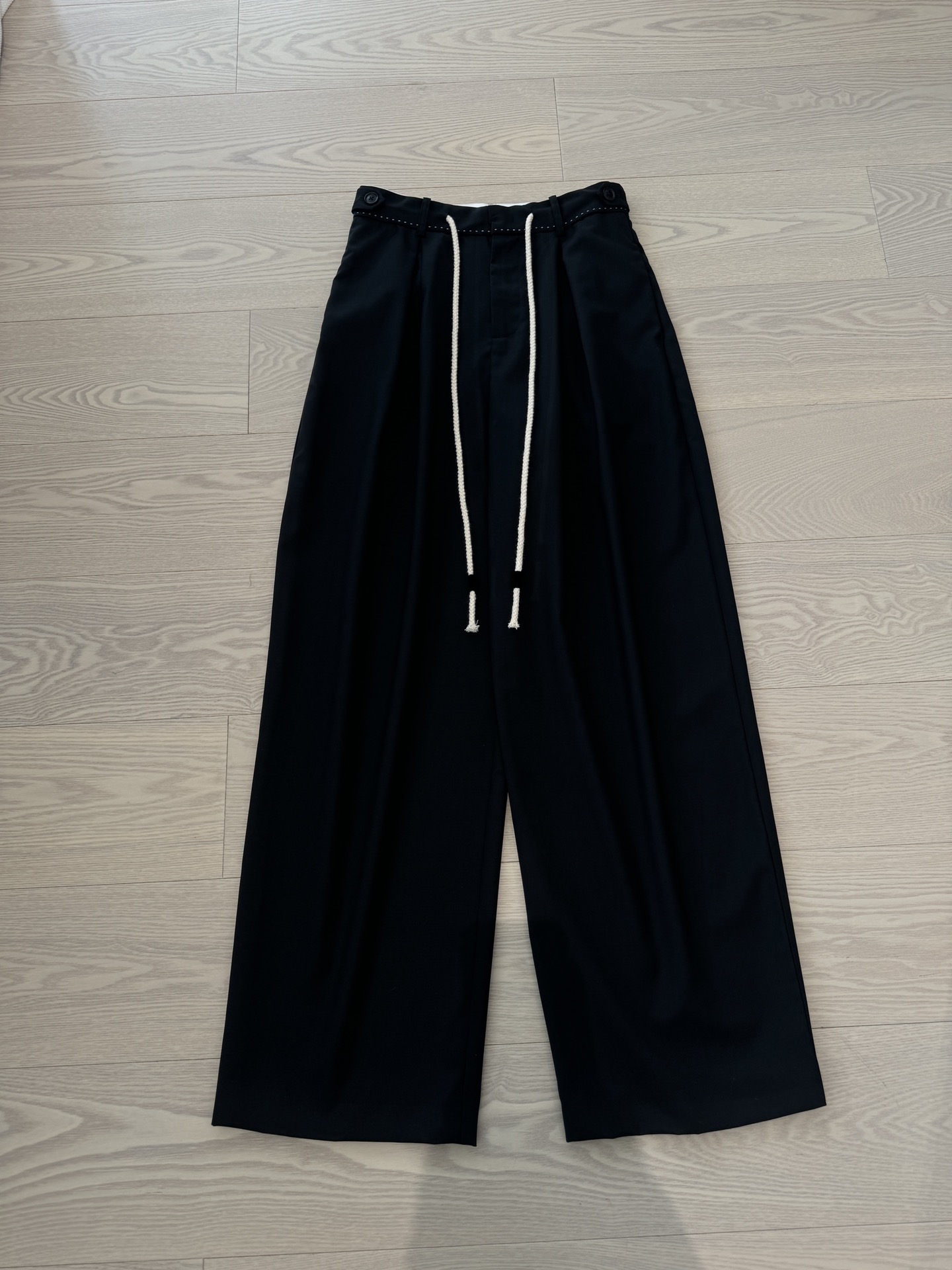 NO:317324,YS｜2025 Spring and Summer New Style, a casual pants that are indispensable for slimming and lazy outfits. They are thin wool fabrics in spring and summer. Very high-end and great to wear. The small details of the beaded embroidery design are very beautiful. SML,,alexander wang19860909YS｜2025 春夏新款 显瘦慵懒穿搭必不可少的休闲裤 是春夏薄羊毛的面料 非常高级 巨好穿 珠边刺绣设计的小细节很漂亮 SML,,alexander wang,Women's clothing