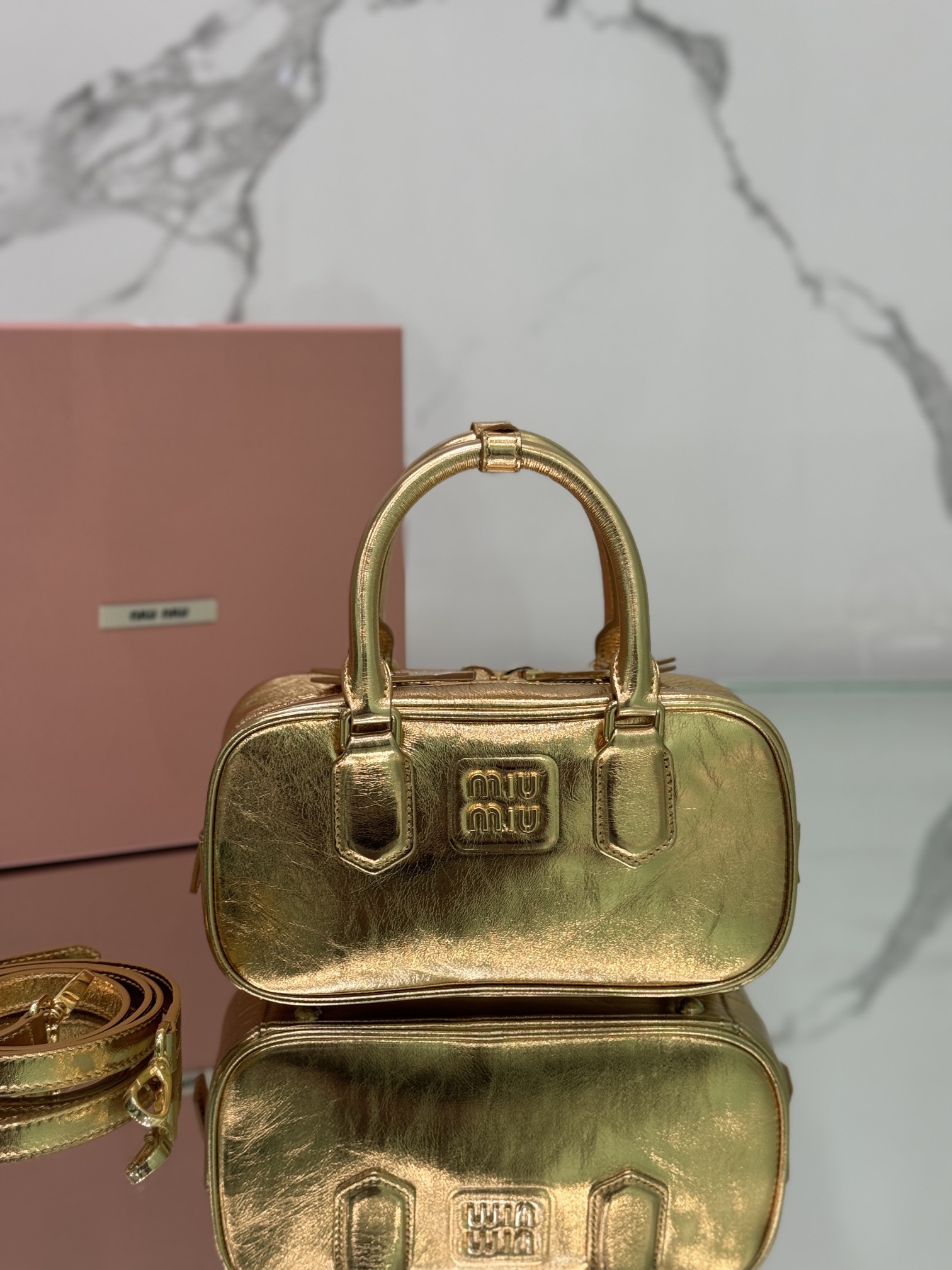 Miu Miu Miumiu's new golden bowling bag, the main recommendation on the official website, it is definitely a hot style this year, top imported ca