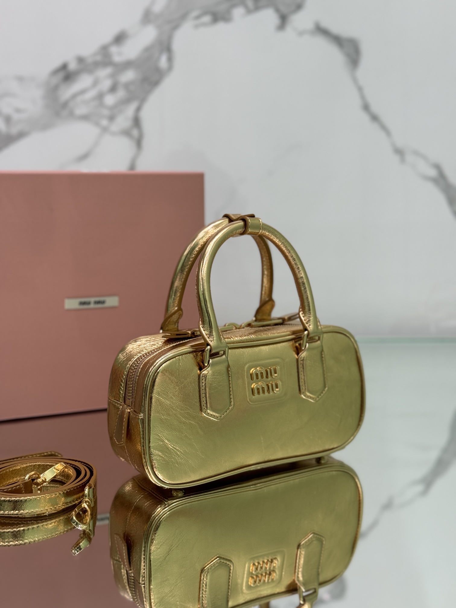 Miu Miu Miumiu's new golden bowling bag, the main recommendation on the official website, it is definitely a hot style this year, top imported ca