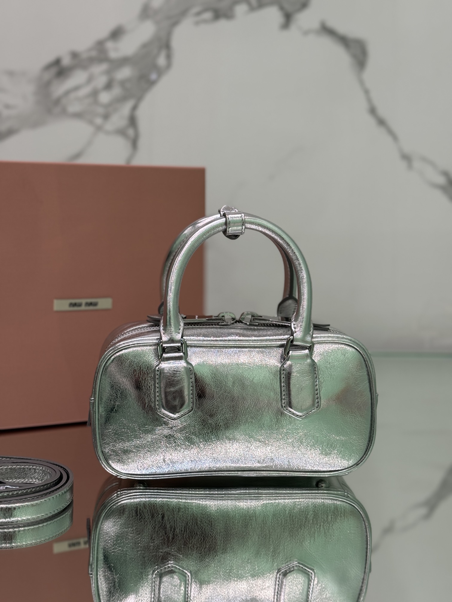 Miu Miu Miumiu's new golden bowling bag, the main recommendation on the official website, it is definitely a hot style this year, top imported ca
