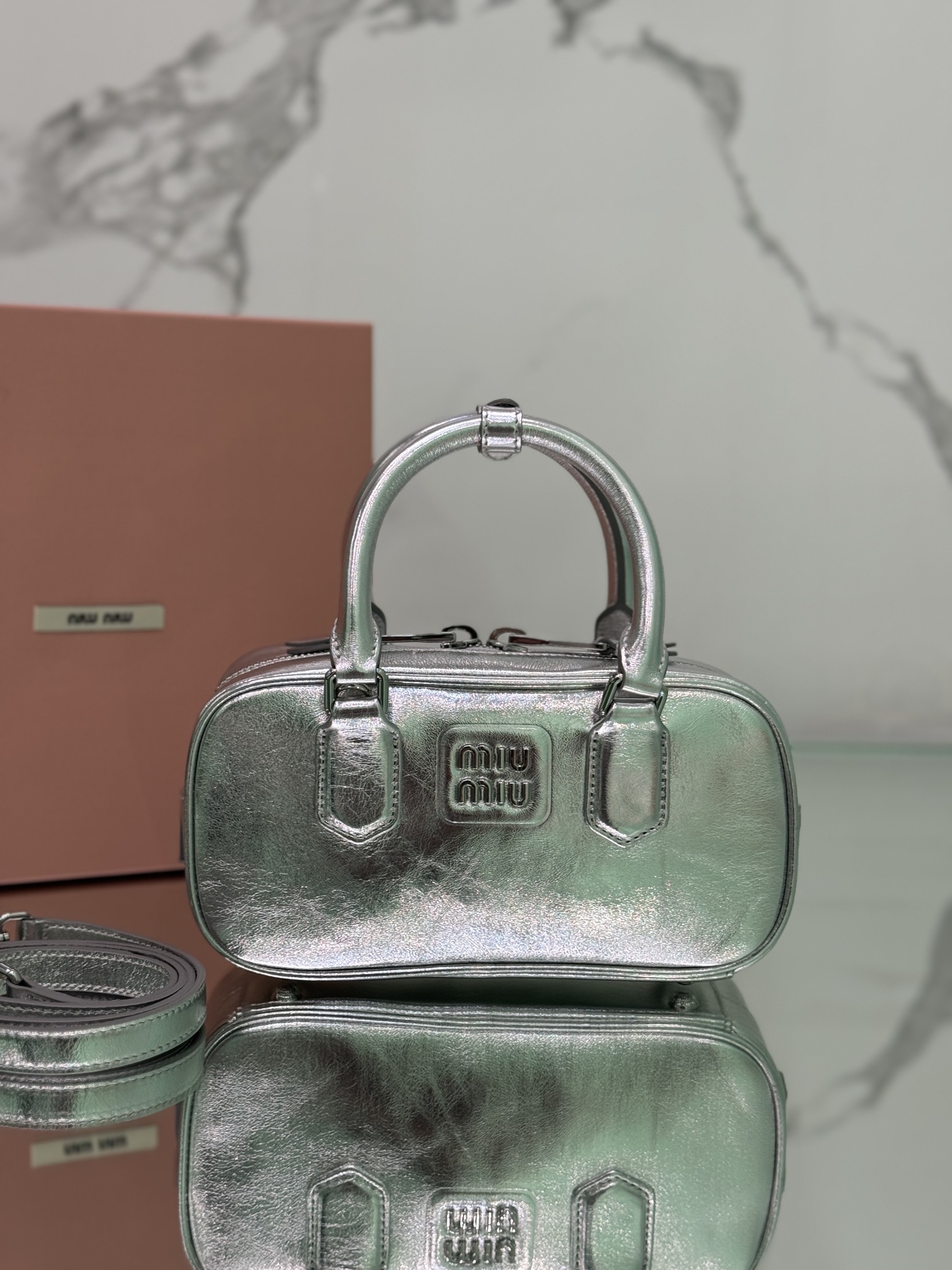 Miu Miu Miumiu's new golden bowling bag, the main recommendation on the official website, it is definitely a hot style this year, top imported ca