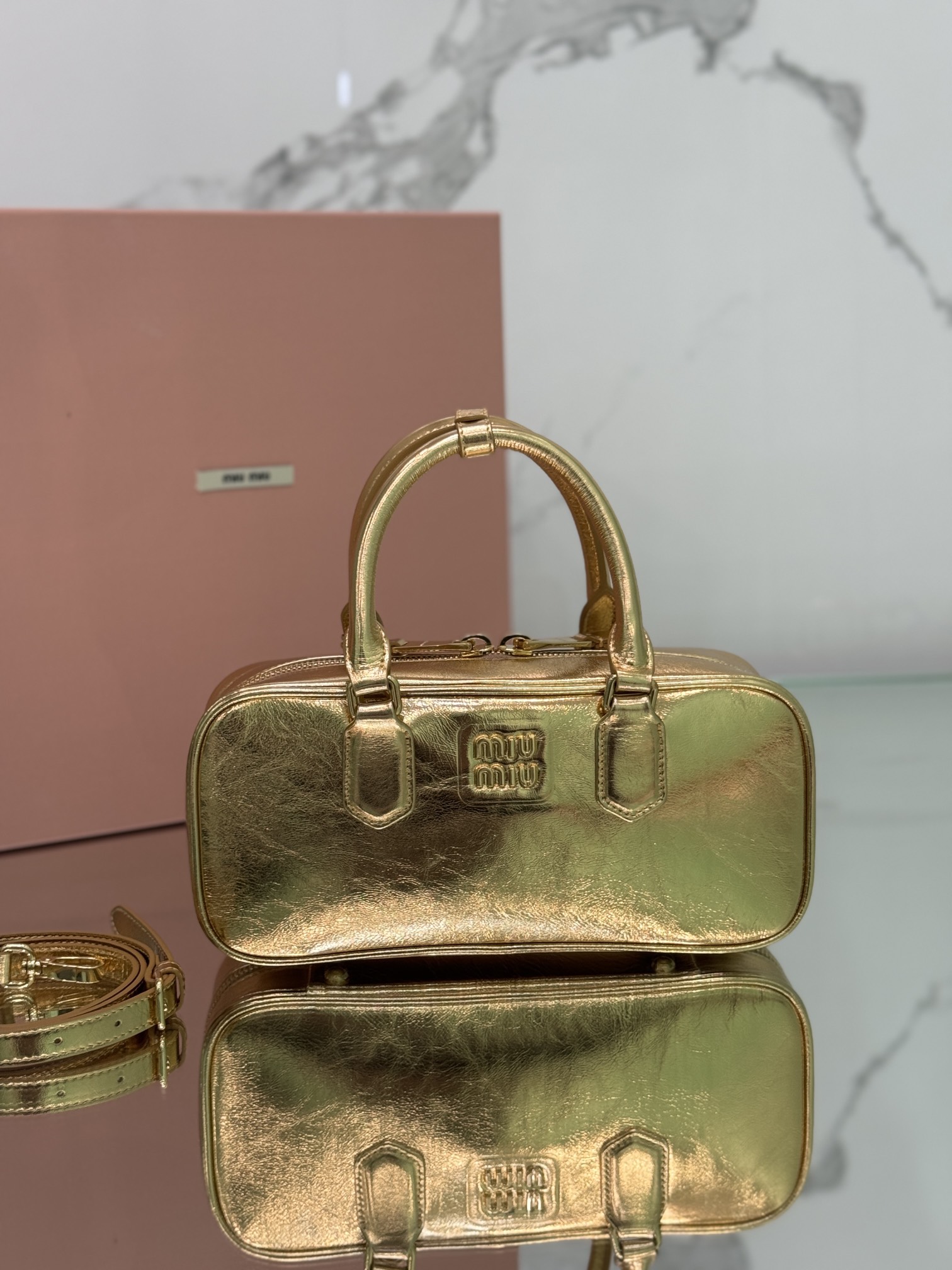 Miu Miu miumiu's new M family new bowling bag, the official website recommends it, this year's absolute hot style, top-grade imported deerskin, M
