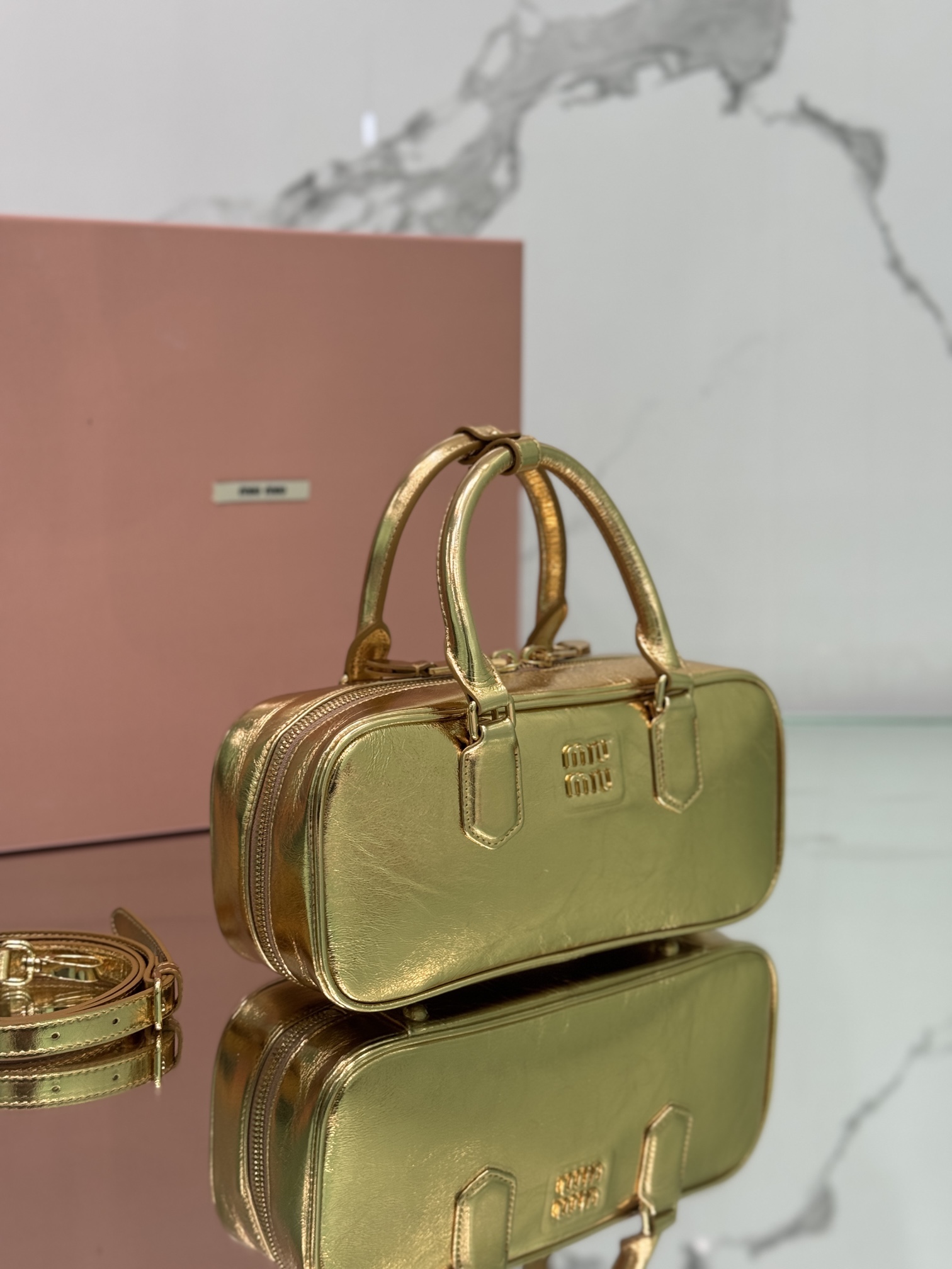 Miu Miu miumiu's new M family new bowling bag, the official website recommends it, this year's absolute hot style, top-grade imported deerskin, M