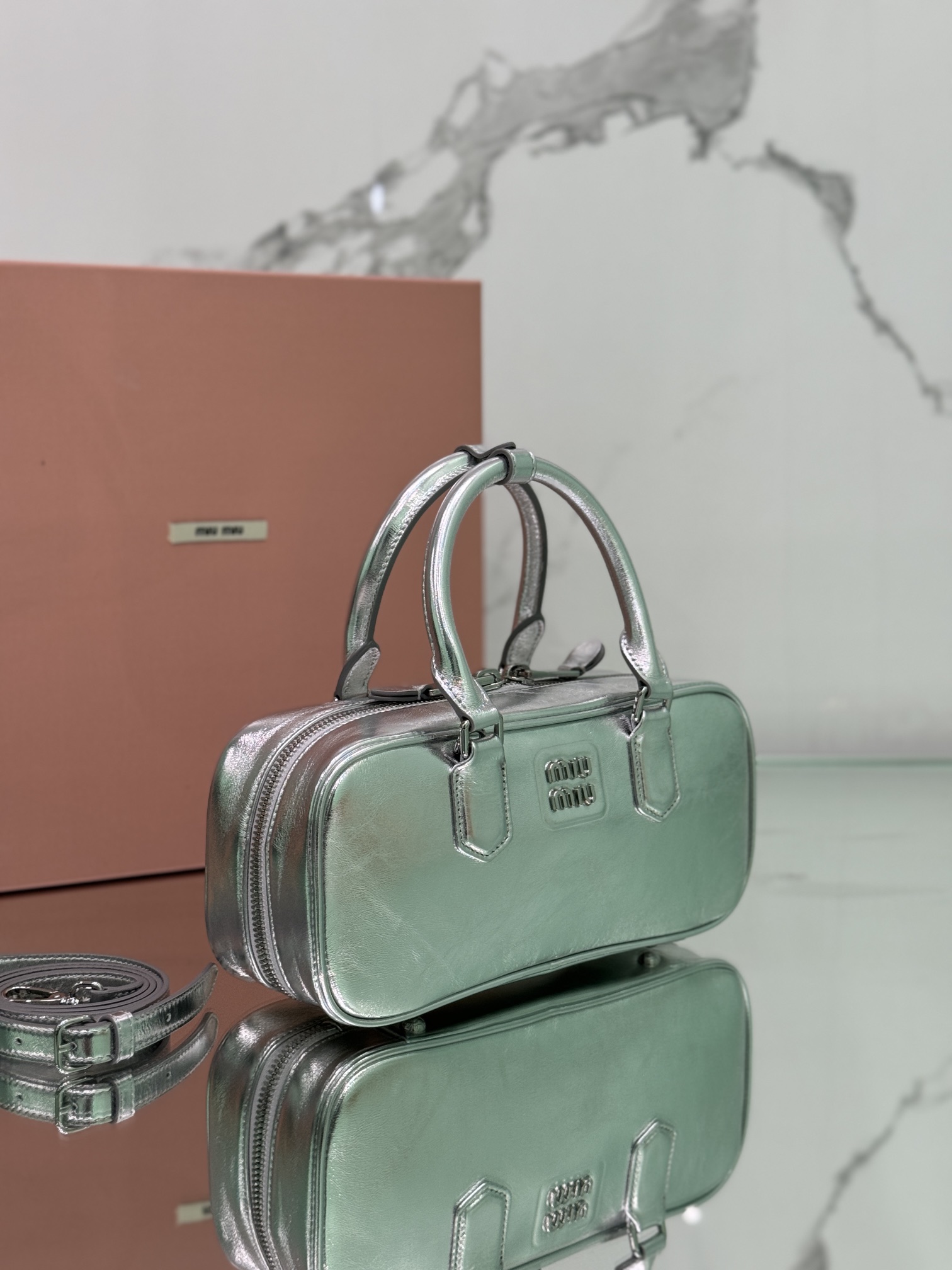 Miu Miu miumiu's new M family new bowling bag, the official website recommends it, this year's absolute hot style, top-grade imported deerskin, M