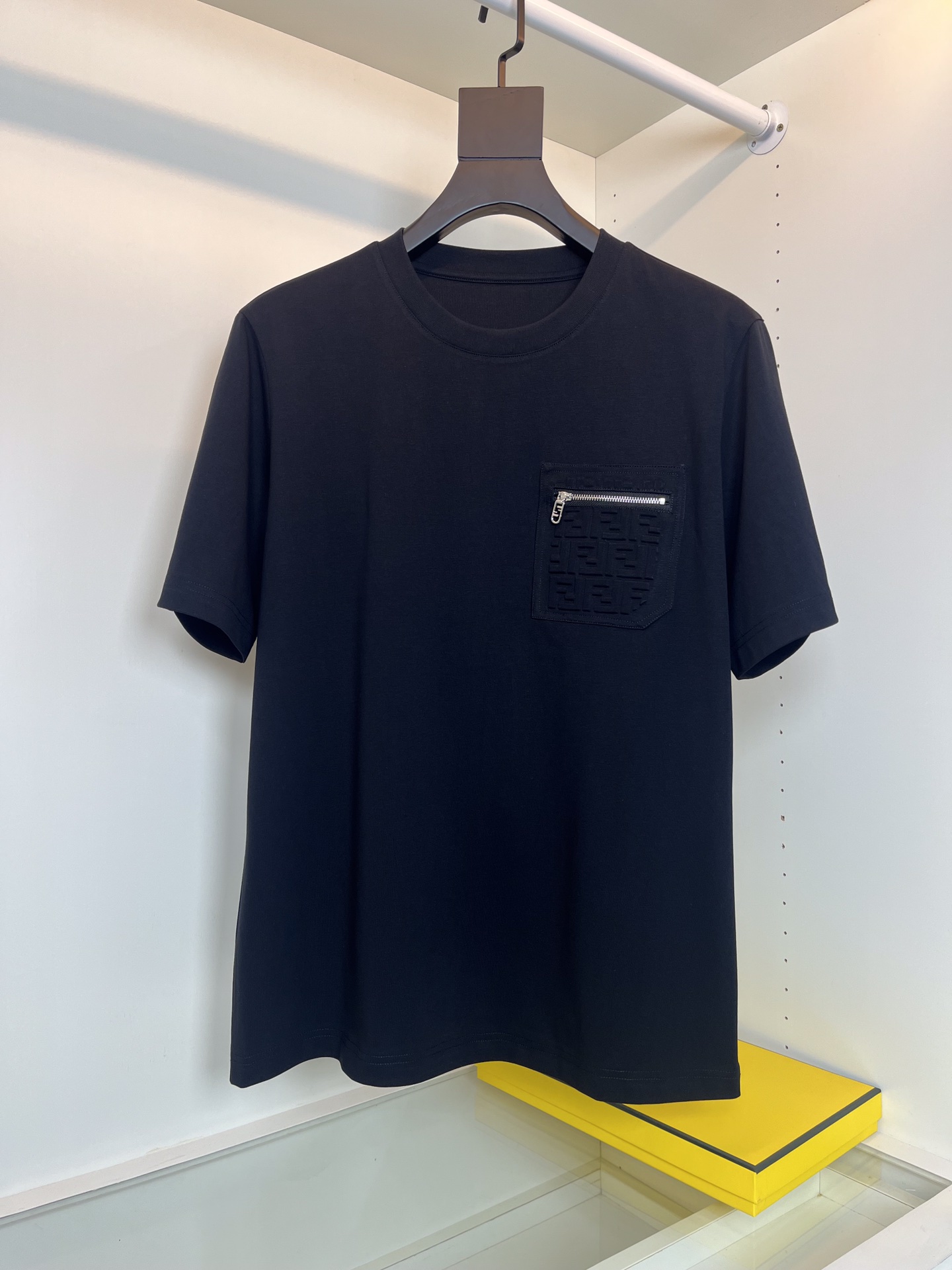 NO:139734,FE*DI2025 Spring and Summer, Micro-wide round neck short-sleeved T-shirt, F embossing technology and zippered pocket design, very highlights, the upper body is fashionable and gives a modern sense of atmosphere. The original slightly wide cut, the neckline slightly fits the neck, making the overall upper body look younger and more fashionable. Before cutting, the fabric is strictly followed by the 5 washes before dyeing, and the shrinkage rate is controlled within 2. The fabric adopts a customer-supplied high-weight pure cotton texture, the surface has a warm luster, the upper body is comfortable and smooth, and it looks high-end. Skin-friendly, breathable, and has a very crisp feeling. Color Black Apricot color Number M-3XL Try on 172-148 It is suitable to wear L code,,T-shirt,tees,t-shirt,alexander wang19860909FE*DI2025春夏 微阔圆领短袖T恤衫 F压花工艺搭配拉链的口袋设计 很有亮点,上身时尚而赋予现代气息感 原版微阔的剪裁,领口微微贴合颈部,让整体上身更显年轻时尚 , 面料在裁剪前,严格按照染色前5次 洗水的标准, 将缩水率控制在2内, 面料采用客供定织高克重纯棉质地,表面有着温润的光泽感,上身舒适顺滑,显高档 亲肤 透气,又有很好挺括感 颜色 黑色 杏色 码数M-3XL 试穿172-148 穿L码合适,,T-shirt,tees，t-shirt,alexander wang,Men's clothing