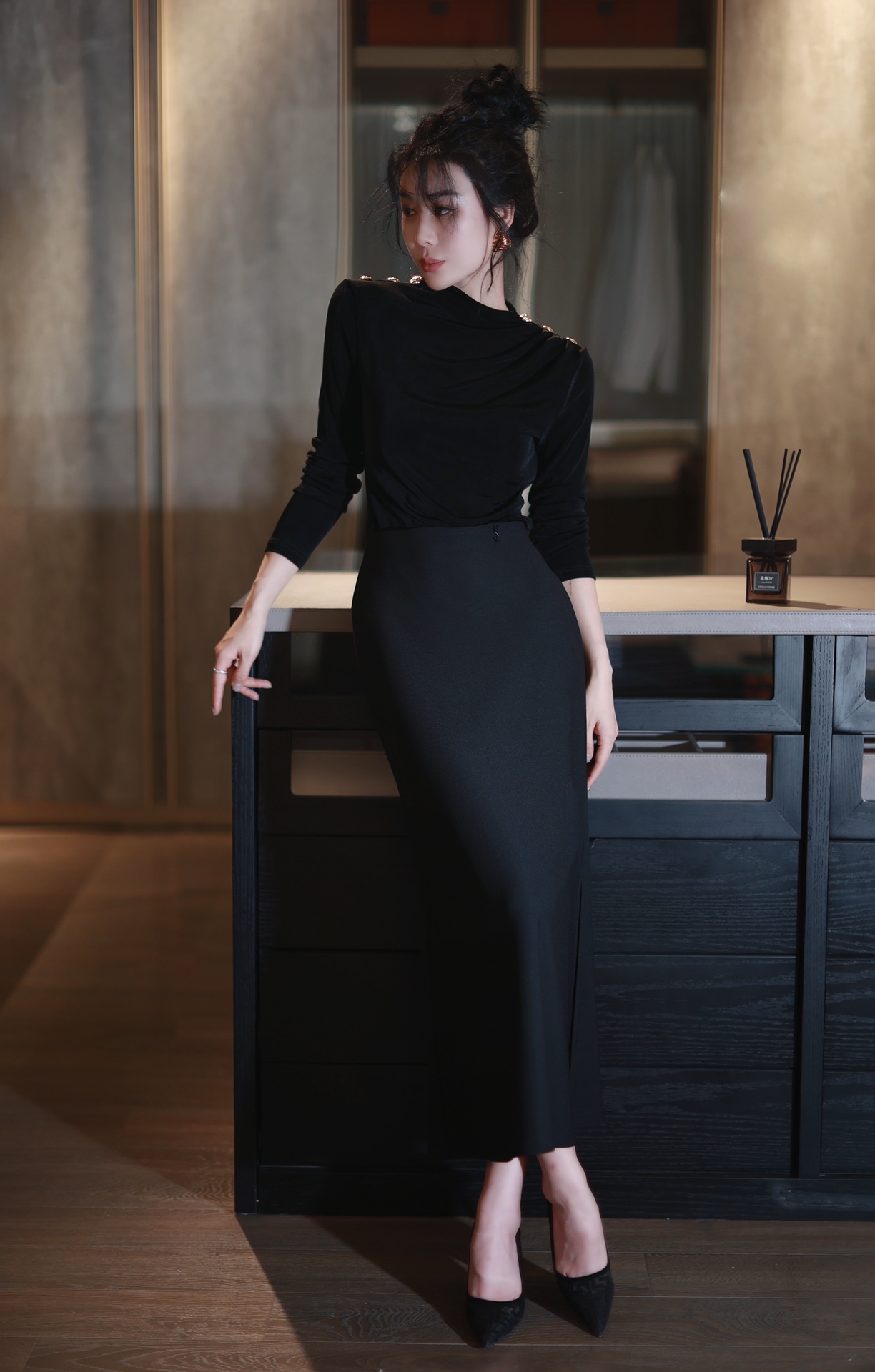 “High-End Quality Women’s Clothes: YSL Packed Semi-Casual Collection in Black, Red, Tan, and Purple” - 图片 1