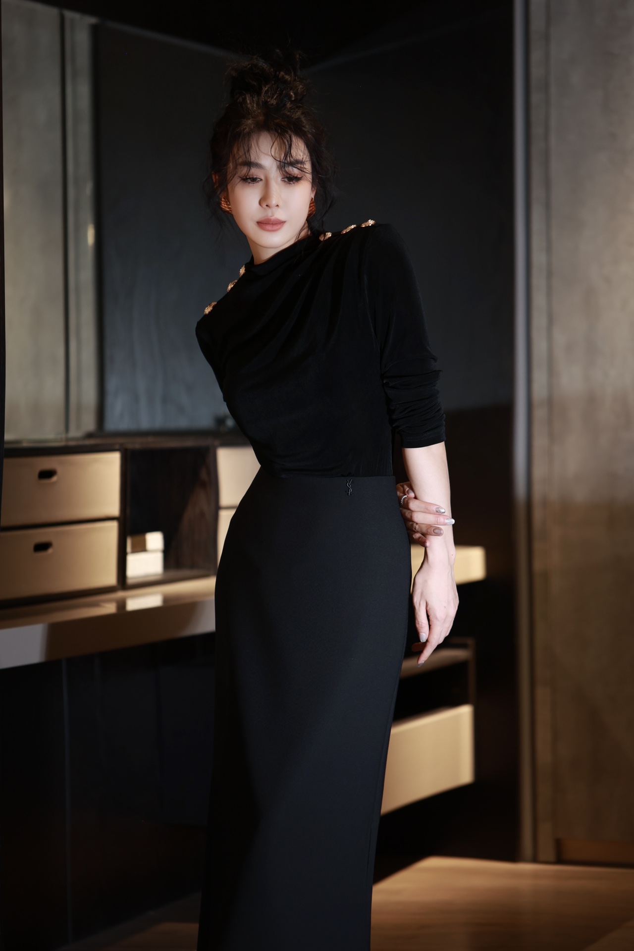 “High-End Quality Women’s Clothes: YSL Packed Semi-Casual Collection in Black, Red, Tan, and Purple” - 图片 3