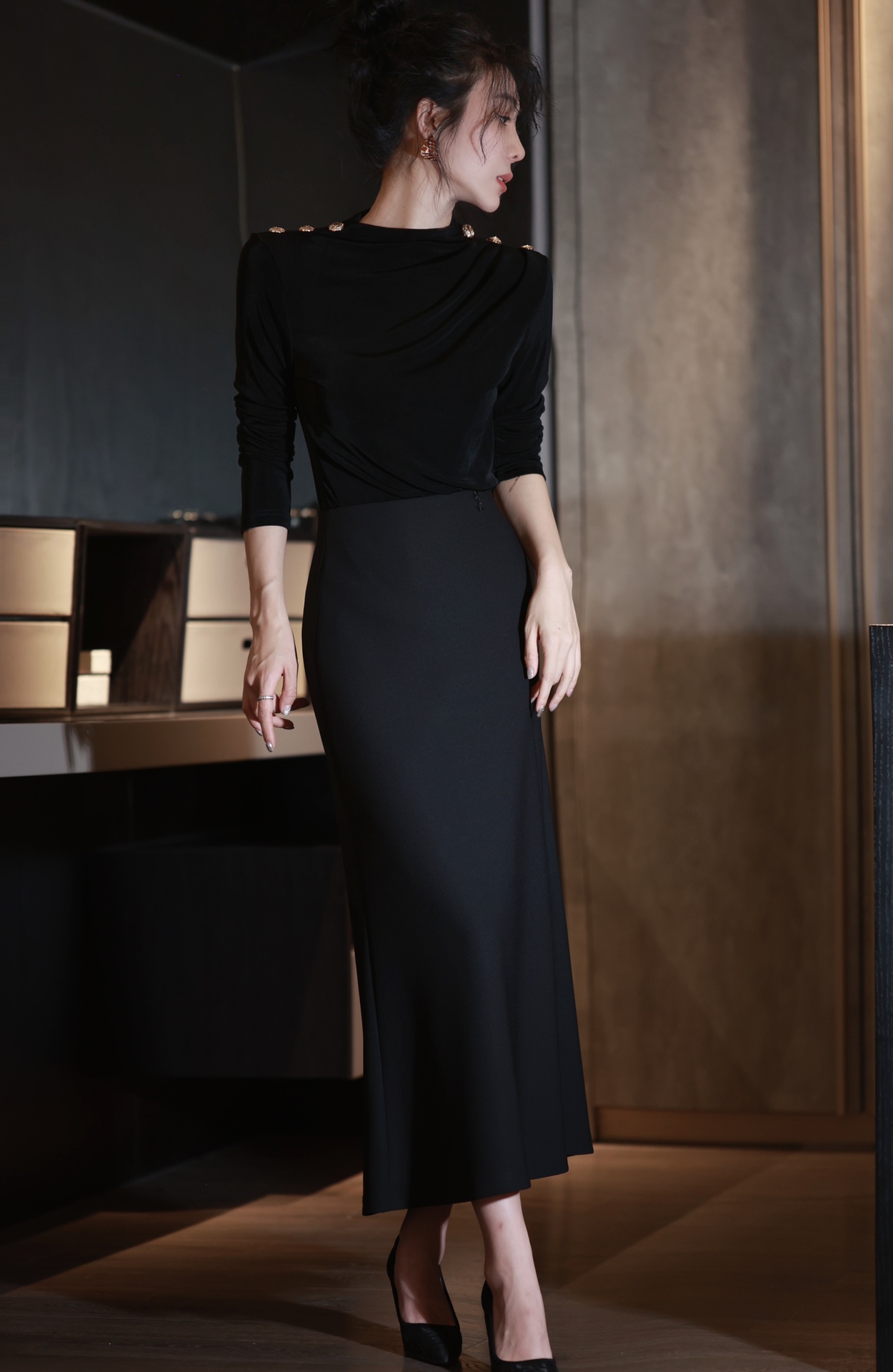 “High-End Quality Women’s Clothes: YSL Packed Semi-Casual Collection in Black, Red, Tan, and Purple” - 图片 6