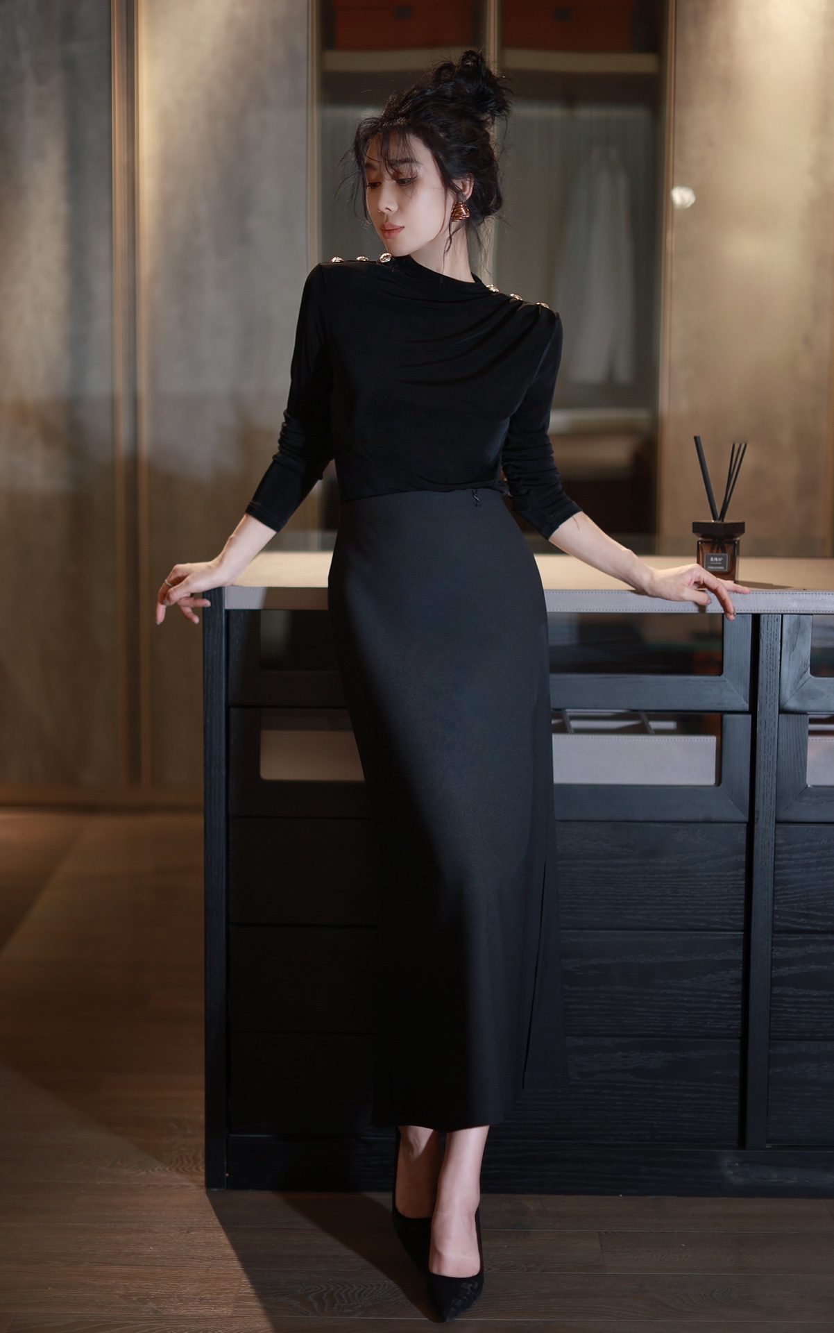 “High-End Quality Women’s Clothes: YSL Packed Semi-Casual Collection in Black, Red, Tan, and Purple” - 图片 8