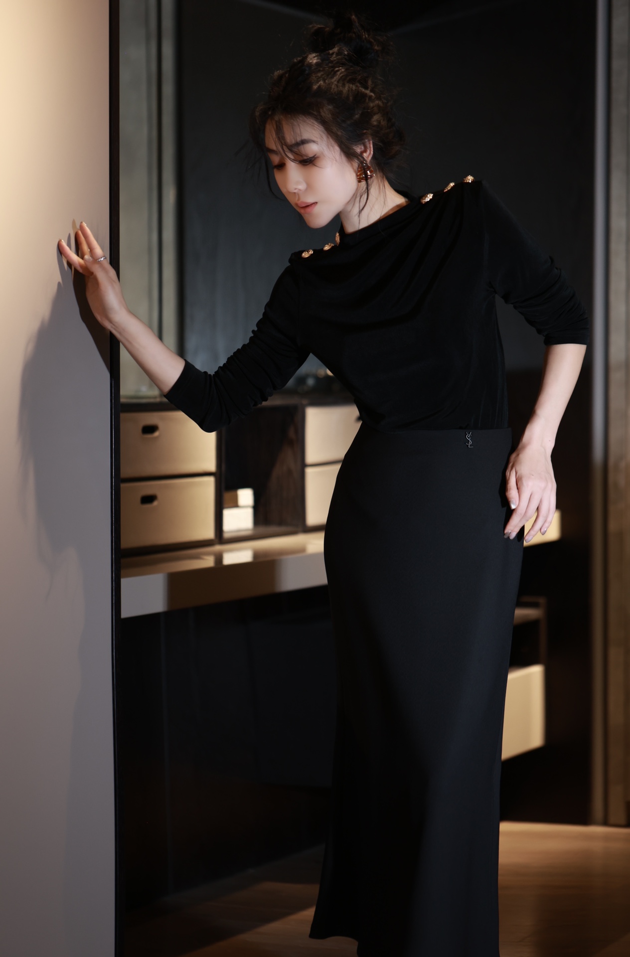 “High-End Quality Women’s Clothes: YSL Packed Semi-Casual Collection in Black, Red, Tan, and Purple” - 图片 2