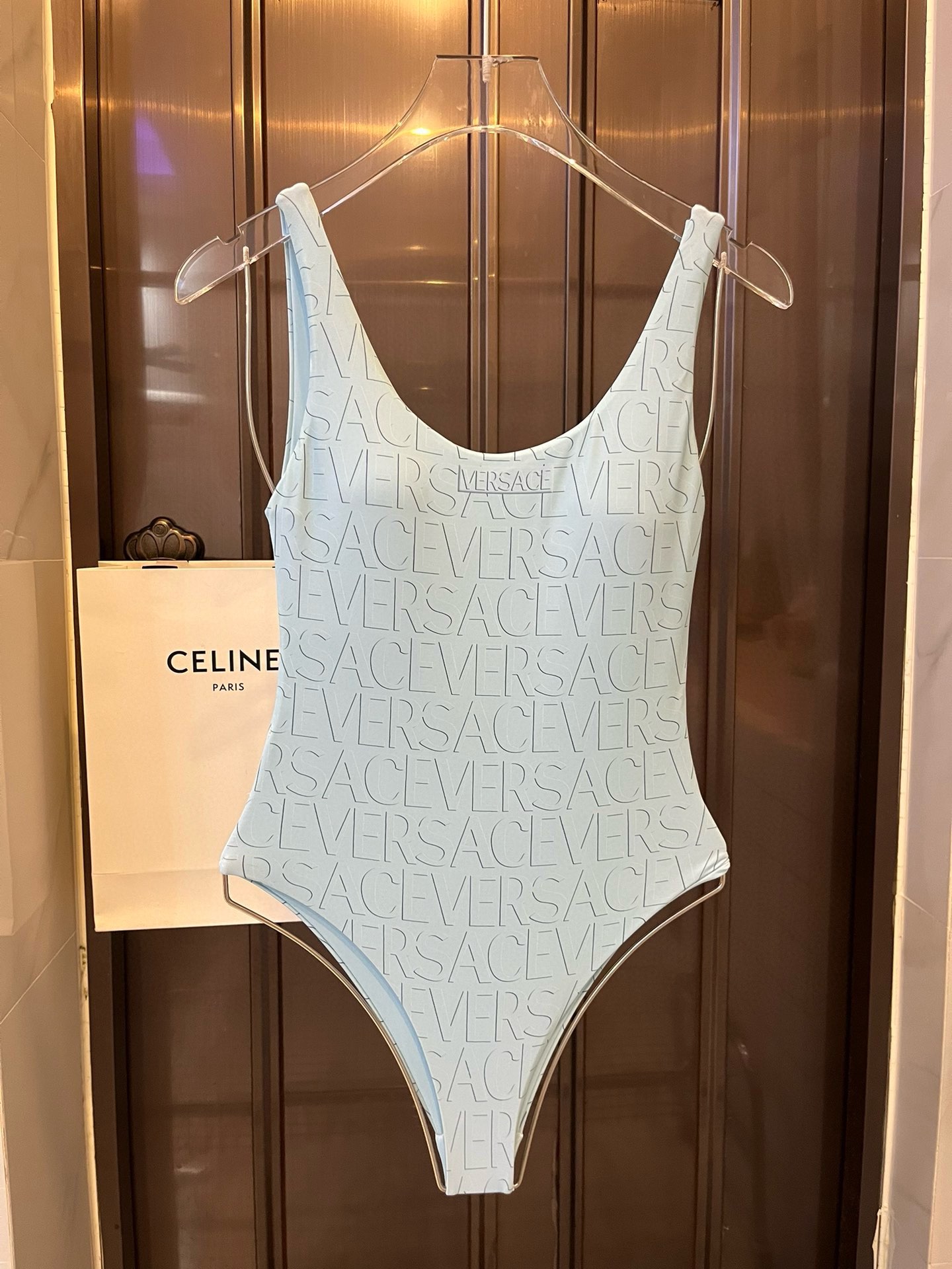 NO:302693,Versace VERSACE new one-piece swimsuit suitable for a variety of scenes♀Seaside, swimming pool, hot spring, water park, rafting can be worn inside, one-piece design covers the flesh and looks tall, and the belly is a little fleshy will not affect our beautiful beauty. The back design reveals beautiful back S M L XL swimsuits, swimsuits, swimsuits, bikinis, versace, versace, swimsuits, bikinis19860909范思哲VERSACE新款连体泳衣 适合多种场景的游泳衣♀海边 游泳池 温泉 水上乐园 漂流都可以内搭也完全可以 连体设计遮肉显高挑 腹部有点肉肉也不影响咱美美的 背面设计大露美背S M L XL泳衣泳裤比基尼,泳衣，泳裤，比基尼,versace,versace,swimsuits,bikinis,accessory