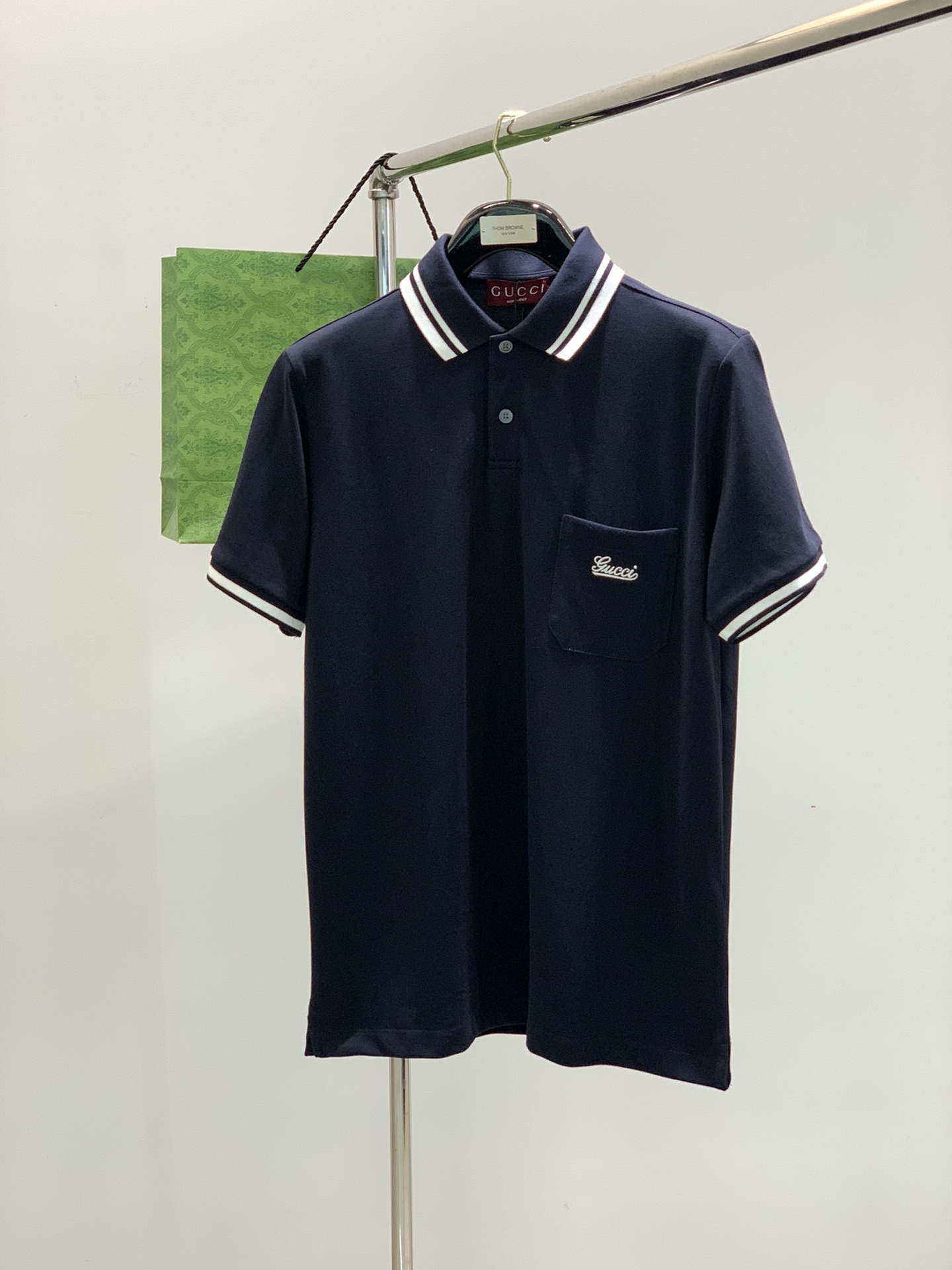 NO:117977,The colors are black and blue, white, red, green, Gucci, the latest spring and summer 2025 model, available at the same time for the counter, original singles, fashionable and casual lapel short-sleeved T-shirt, very distinctive on the upper body!  Eye-catching and highlighted, imported original fabric, top-grade embroidery craft letter pattern decorative logo, simple but not lacking in fashion, classic and atmospheric, comfortable and breathable, handsome and stylish on the upper body, 4 colors recommended, code number M-2XL, gucci, gucci, T-shirt, tees, t-shirt, alexander wang19860909颜色黑蓝,白,红,绿 ,Gucci 古驰,2025春夏最新款,专柜同步有售,原单狠货,时尚休闲翻领短袖T恤,上身很有特点！吸睛而有亮点,进口原版面料,顶级刺绣工艺字母图案装饰Logo,简单而不失时尚,经典大气,舒适透气,上身帅气有型,4色推荐,码数M-2XL,,gucci,gucci,T-shirt,tees，t-shirt,alexander wang,Men's clothing