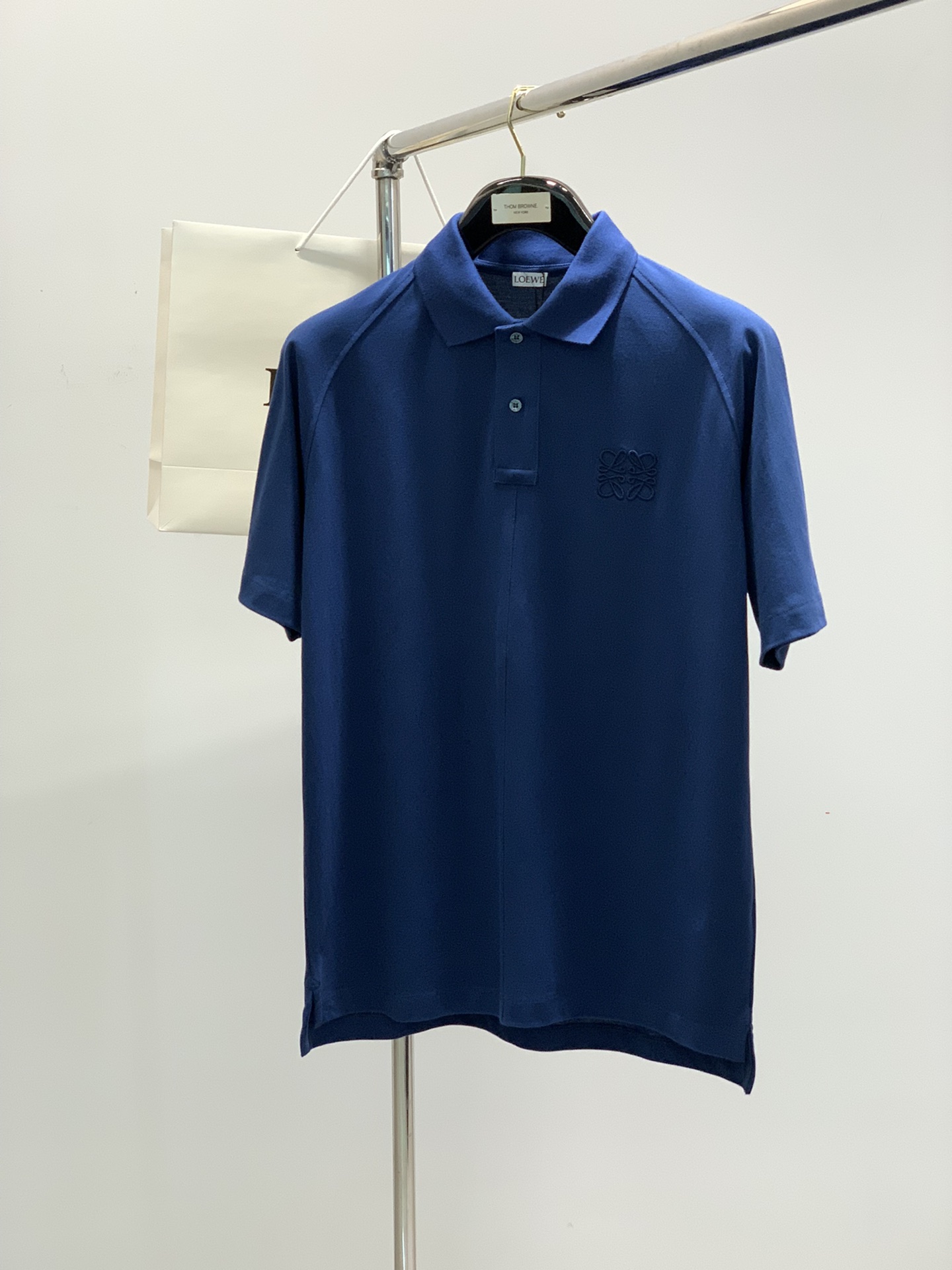 NO:117959,Colors black and blue, white, lake blue, Loewe Loewe, the latest model for summer 2025, fashionable and casual lapel short-sleeved T-shirt, original single ruthless product, simple and comfortable, the style is not picky, using imported original fabric, excellent comfort, top-level embroidery craft letter pattern logo, extremely high grade, comfortable and versatile, 3 colors recommended, code number M-2XL,,loewe,loewe,T-shirt,tees,t-shirt,alexander wang19860909颜色黑蓝,白,湖蓝 ,Loewe 罗意威,2025夏季最新款,时尚休闲翻领短袖T恤,原单狠货,简约舒适,版型不挑人,采用进口原版面料,舒适度极佳,顶级刺绣工艺字母图案logo,档次极高,舒适百搭,3色推荐,码数M-2XL,,loewe,loewe,T-shirt,tees，t-shirt,alexander wang,Men's clothing