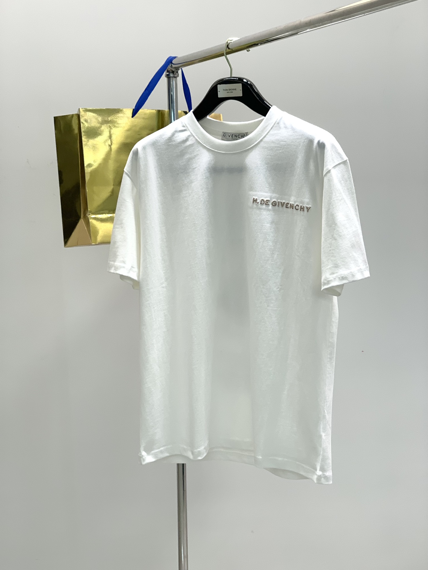 NO:117966,,Givenchy Givenchy, the latest products in spring and summer 2025, available at the counter at the same time, original singles, fashionable and casual round neck short-sleeved T-shirt, imported original fabric, top-grade embroidery craft letter pattern decoration logo, extremely high grade, comfortable and versatile, handsome and stylish upper body, S-XL, given, given, given, T-shirt, tees, t-shirt, alexander wang19860909,Givenchy 纪梵希,2025春夏最新品,专柜同步有售,原单狠货,时尚休闲圆领短袖T恤,进口原版面料,顶级刺绣工艺字母图案装饰logo,档次极高,舒适百搭,上身帅气有型,码数S-XL,,givenchy,givenchy,T-shirt,tees，t-shirt,alexander wang,Men's clothing