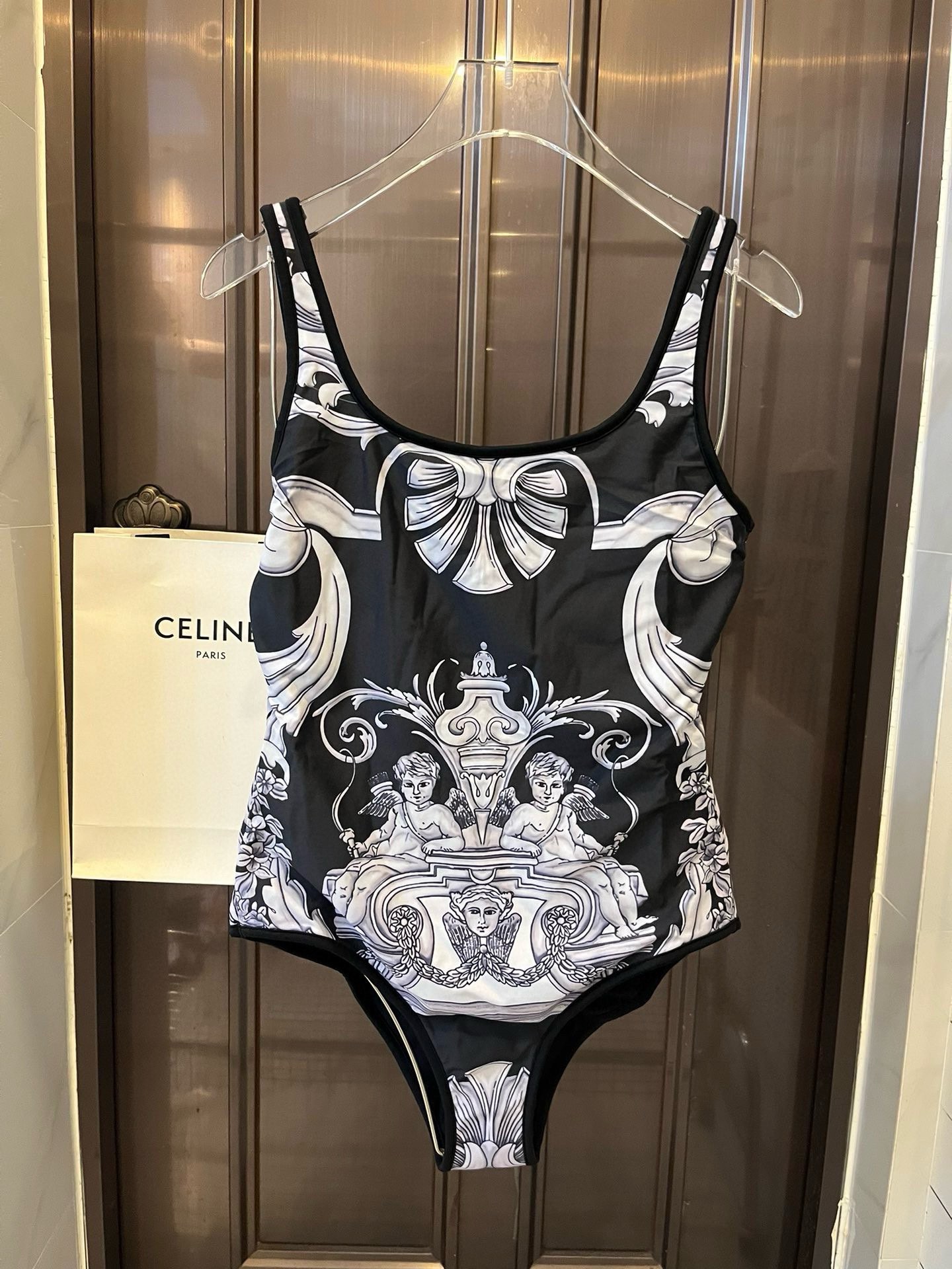 NO:302696,Versace New one-piece swimsuit suitable for a variety of scenes♀Seaside, swimming pool, hot spring, water park, rafting can be worn inside or completely. The one-piece design covers the flesh and looks tall. The abdomen is a little fleshy and does not affect our beauty. The back design reveals the beautiful back. The fabric is breathable and comfortable. The quick-drying elastic swimsuit is easier to clean. S M L XL swimsuits, swimsuits, bikinis19860909范思哲 新款连体泳衣 适合多种场景的游泳衣♀海边 游泳池 温泉 水上乐园 漂流都可以内搭也完全可以 连体设计遮肉显高挑 腹部有点肉肉也不影响咱美美的 背面设计大露美背 面料透气舒适.速干弹性的游泳衣更加帖肤易清洗 码数S M L XL泳衣泳裤比基尼,泳衣，泳裤，比基尼,versace,swimsuits,bikinis,accessory