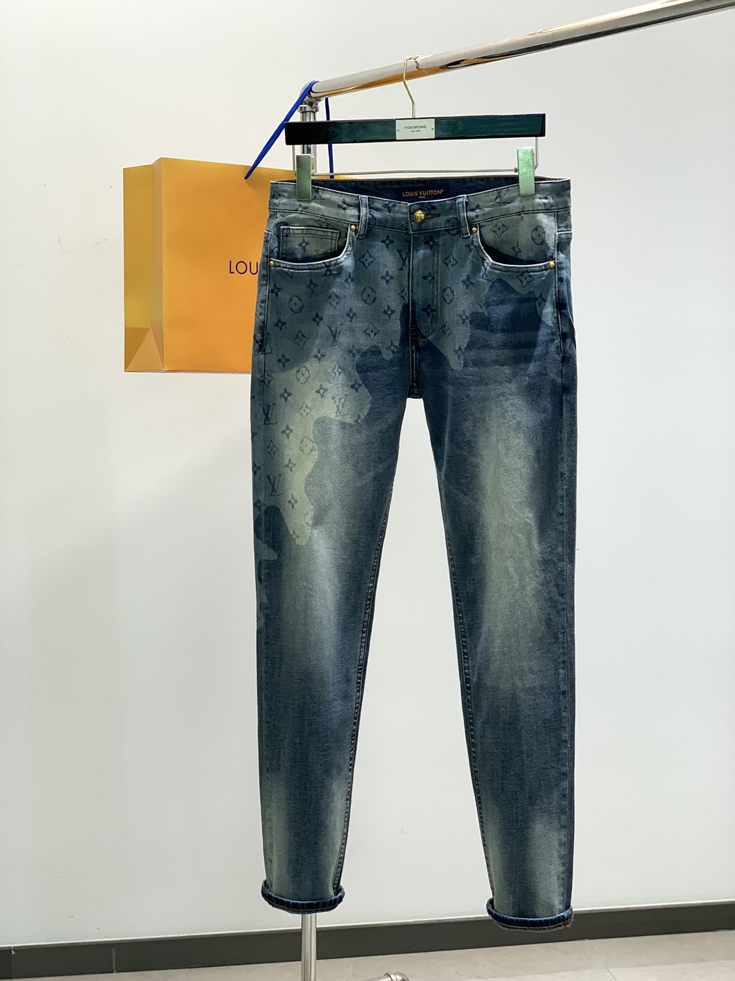 NO:117967,,Louis Vuitton, new spring 2025, special counters are available at the same time, original single product, washable casual jeans, imported original washing elastic fabric, comfortable and elastic, top-level printing craft letter pattern logo, original hardware and auxiliary decoration, unique design, comfortable and breathable, top-fitting body is very handsome, digits 29-38,,louis vuitton,louis vuitton,jeans,alexander wang19860909,LouisVuitton 路易威登,2025春季新款,专柜同步有售,原单狠货,水洗休闲牛仔裤,进口原版水洗弹力面料,舒适有弹性,顶级印花工艺字母图案logo,原版五金辅料装饰,独特设计,舒适透气,上身帅气十足,码数29-38,,louis vuitton,louis vuitton,jeans,alexander wang,Men's clothing